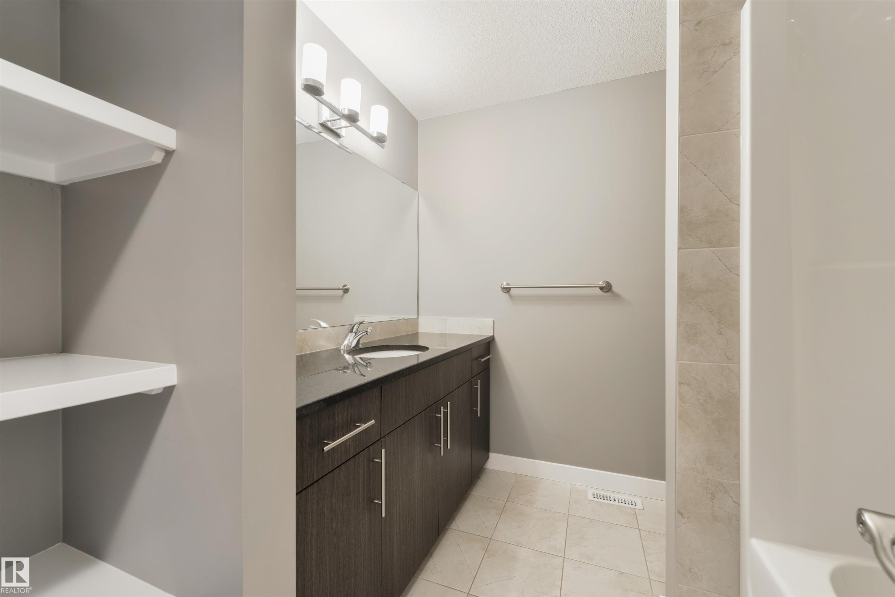 2328 Ware Crescent, Edmonton, AB - Indoor Photo Showing Bathroom