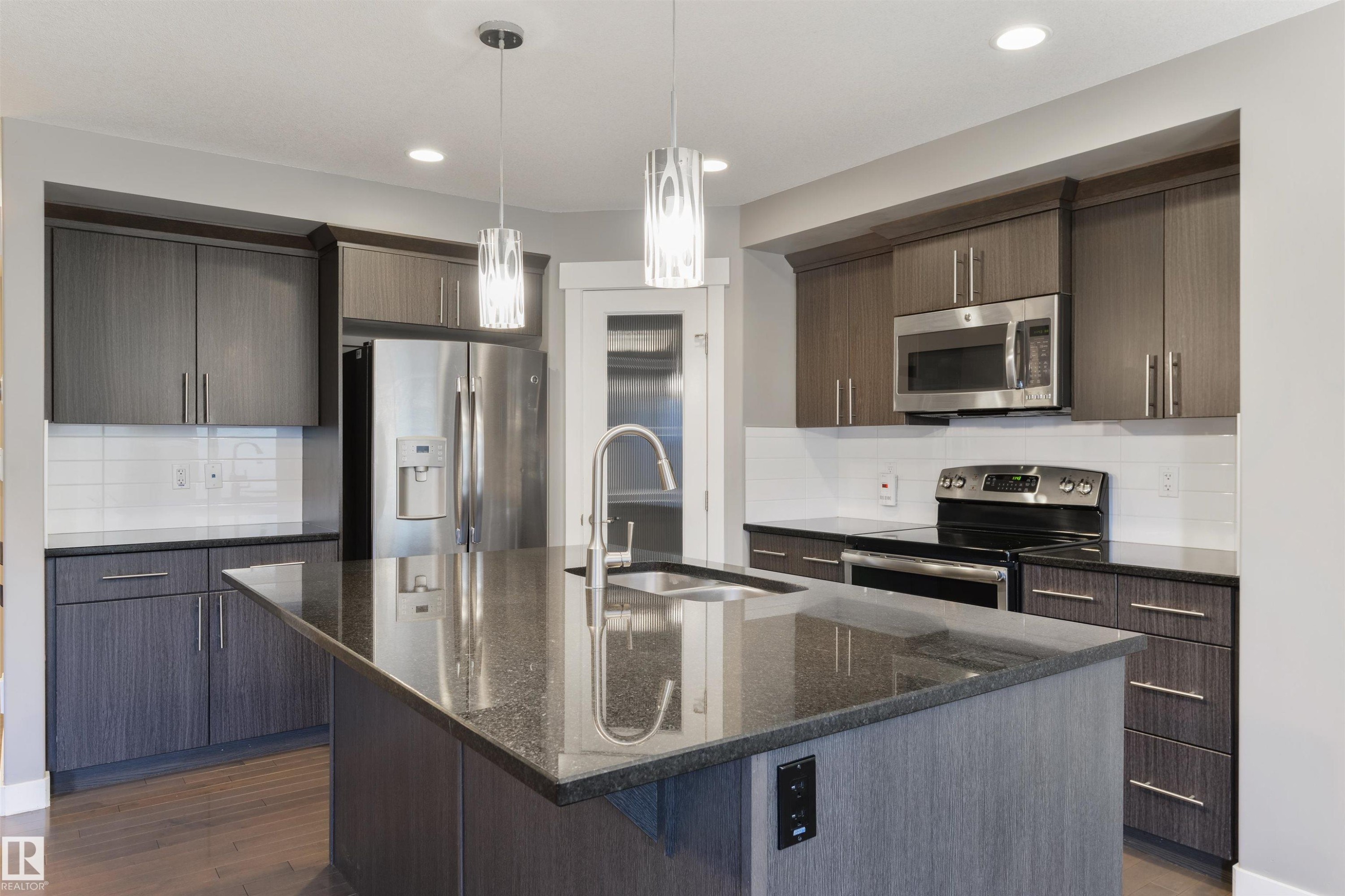 2328 Ware Crescent, Edmonton, AB - Indoor Photo Showing Kitchen With Double Sink With Upgraded Kitchen