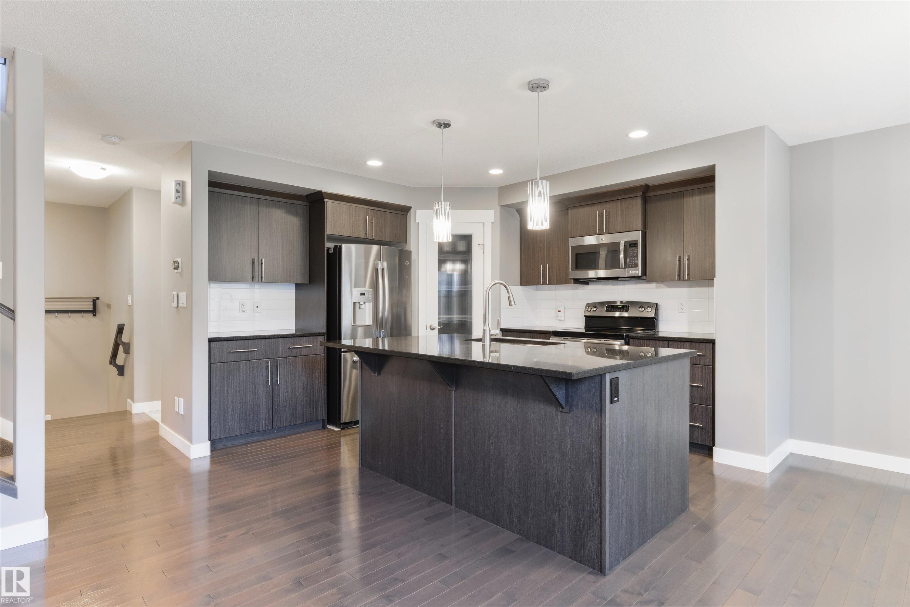 2328 Ware Crescent, Edmonton, AB - Indoor Photo Showing Kitchen With Upgraded Kitchen