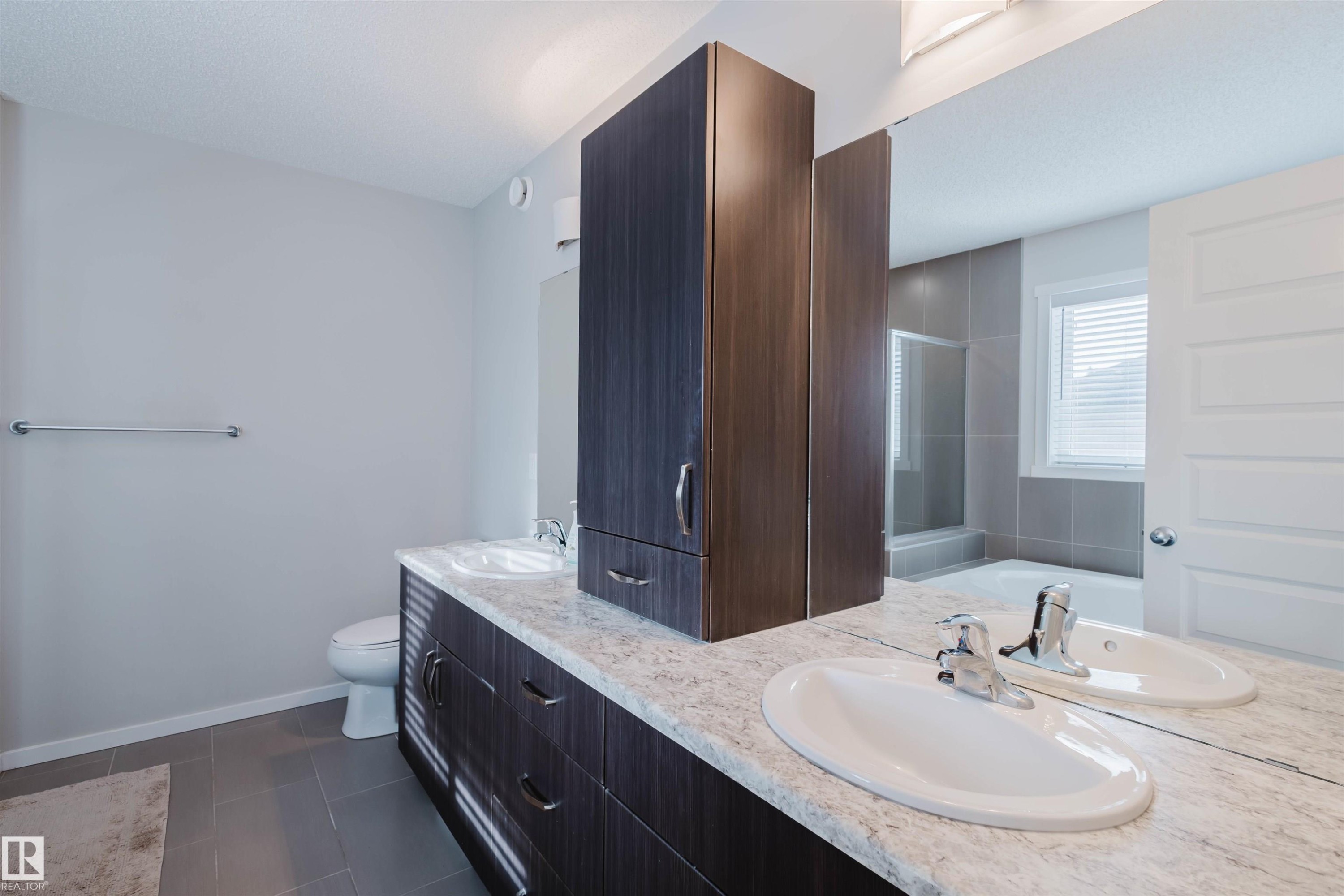 20741 98A Avenue, Edmonton, AB - Indoor Photo Showing Bathroom