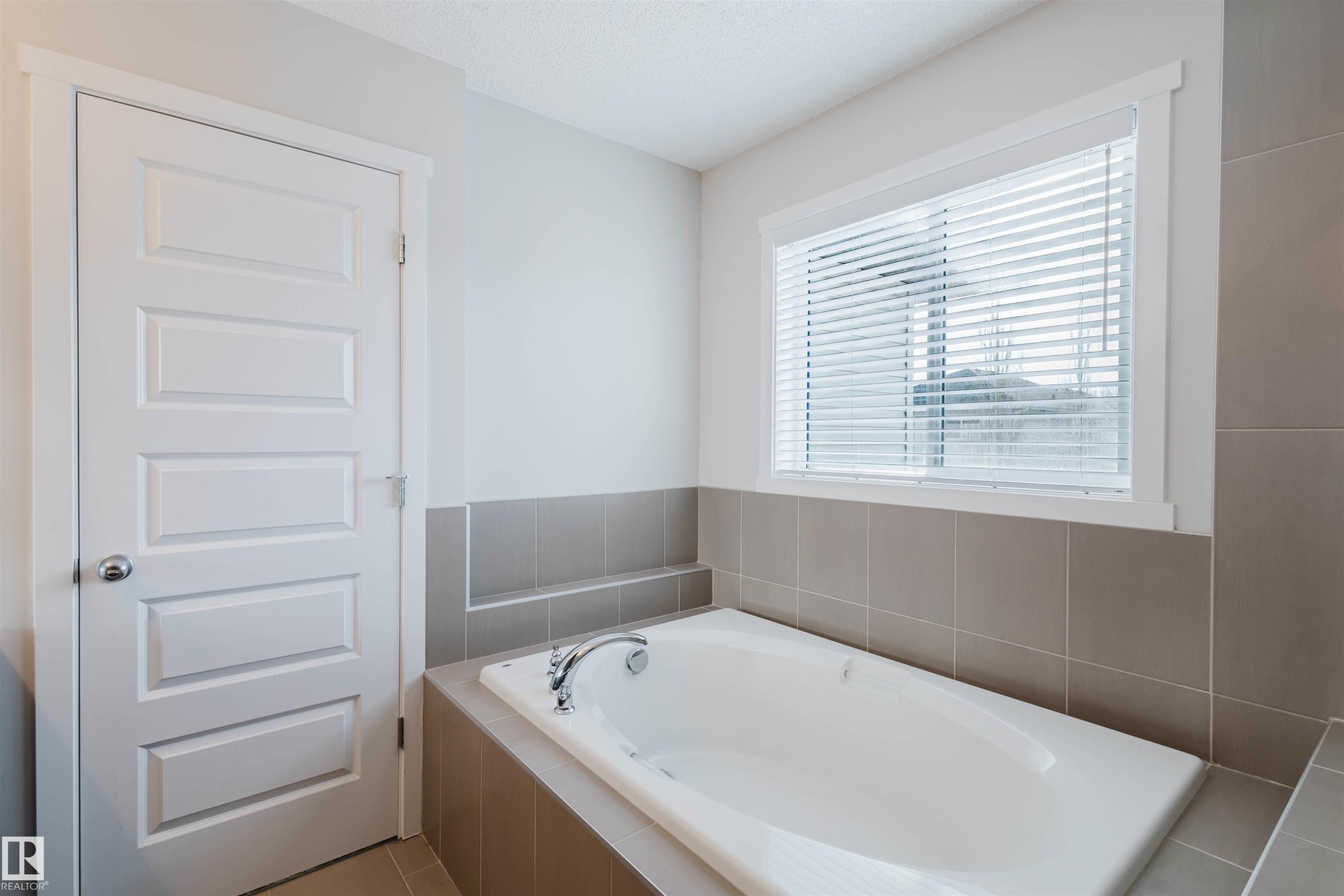 20741 98A Avenue, Edmonton, AB - Indoor Photo Showing Bathroom