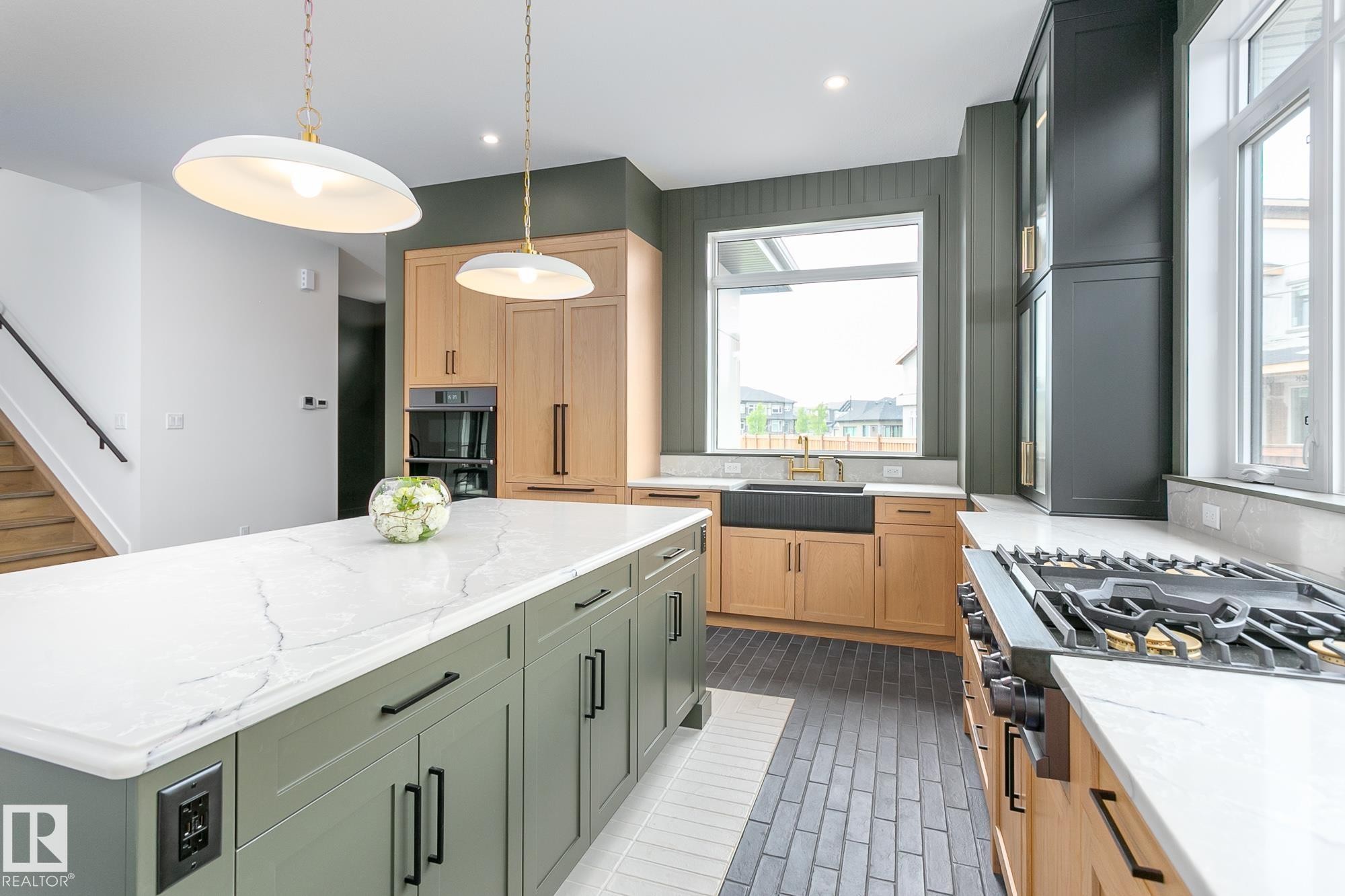 152 Hays Ridge Boulevard Sw, Edmonton, AB - Indoor Photo Showing Kitchen With Upgraded Kitchen