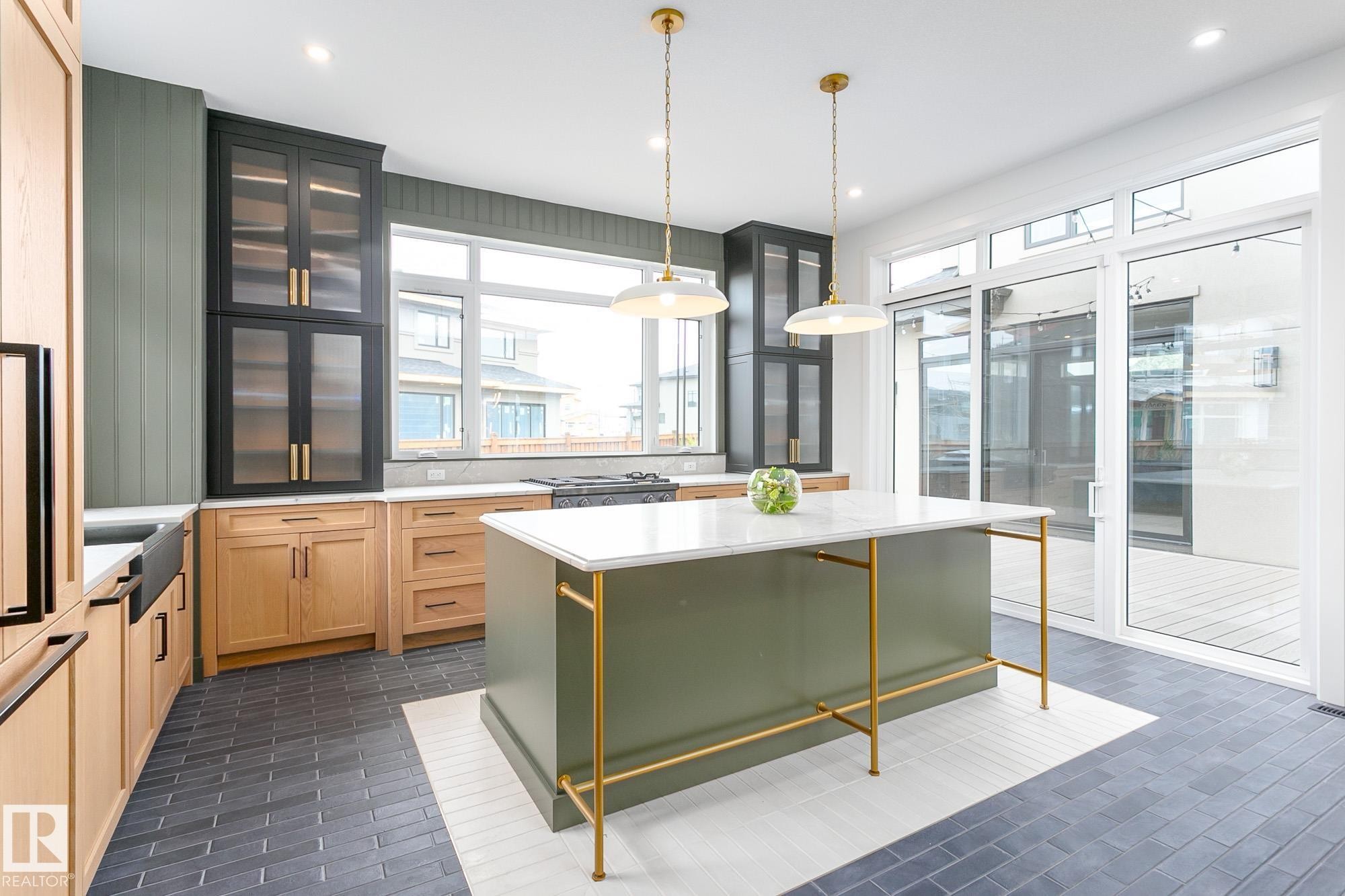 152 Hays Ridge Boulevard Sw, Edmonton, AB - Indoor Photo Showing Kitchen With Upgraded Kitchen
