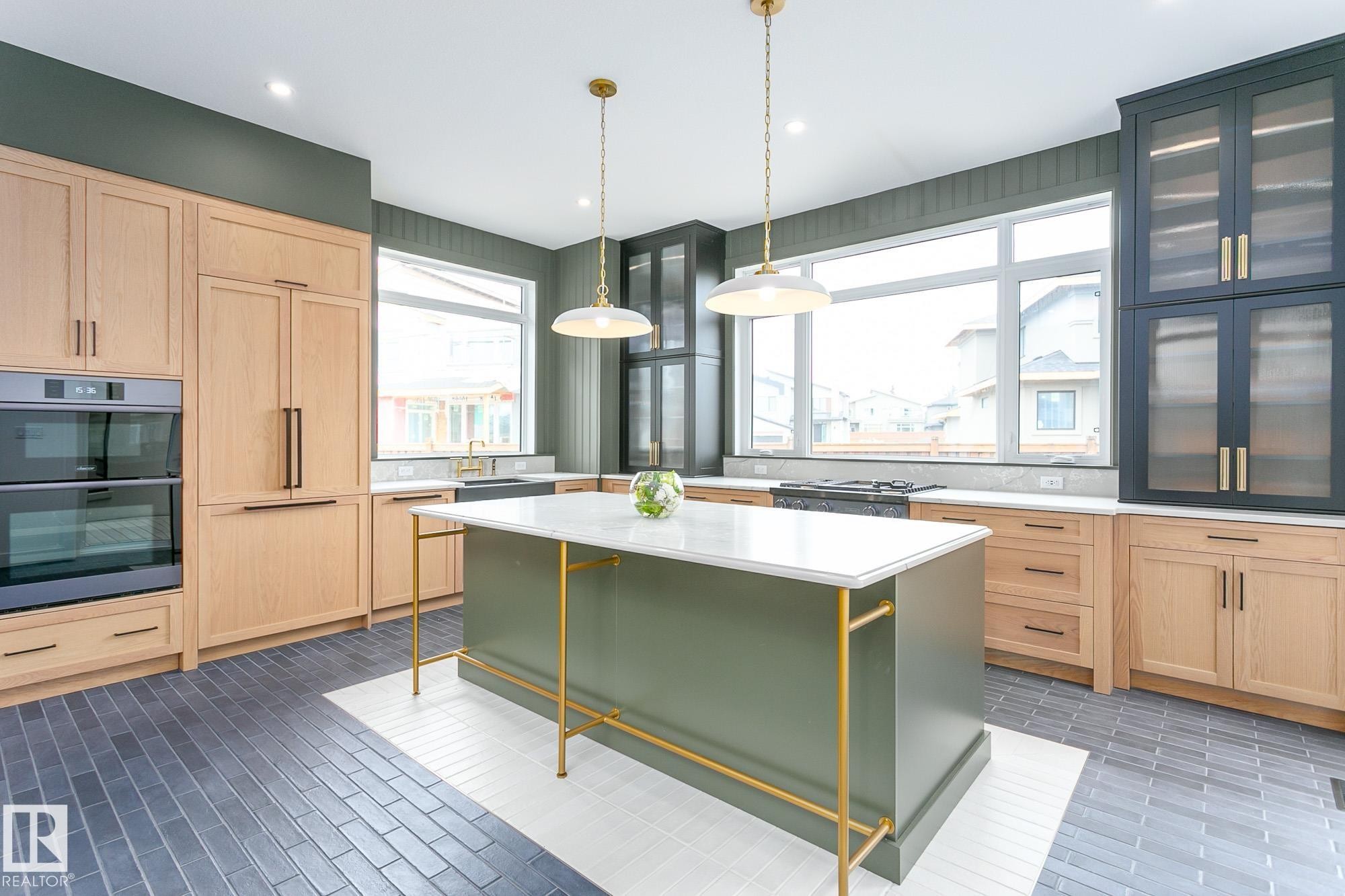152 Hays Ridge Boulevard Sw, Edmonton, AB - Indoor Photo Showing Kitchen With Upgraded Kitchen