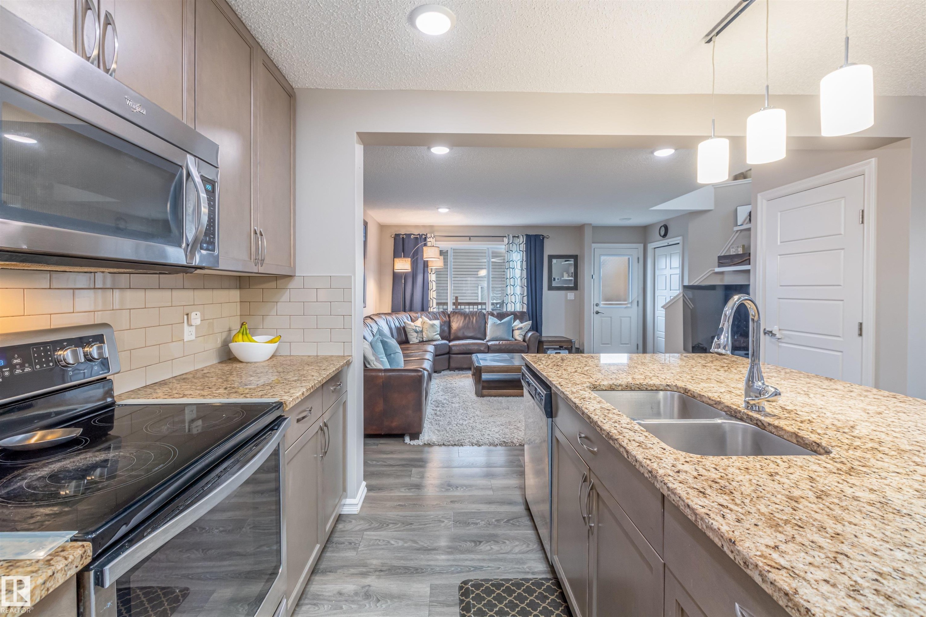 816 35 Avenue, Edmonton, AB - Indoor Photo Showing Kitchen With Double Sink With Upgraded Kitchen