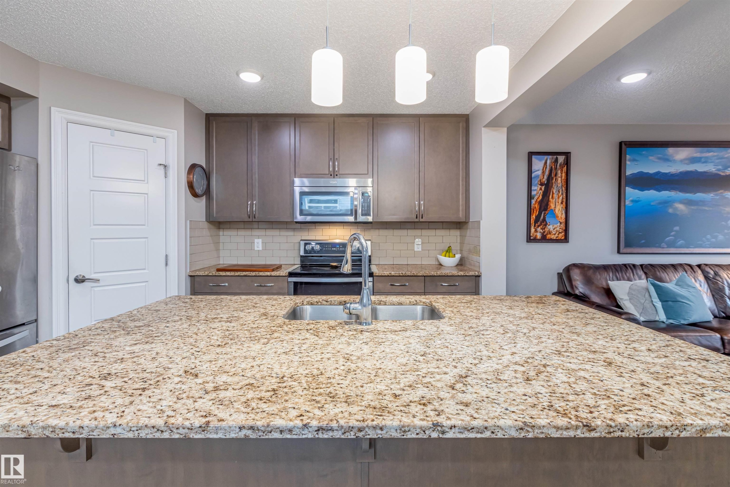 816 35 Avenue, Edmonton, AB - Indoor Photo Showing Kitchen With Double Sink With Upgraded Kitchen