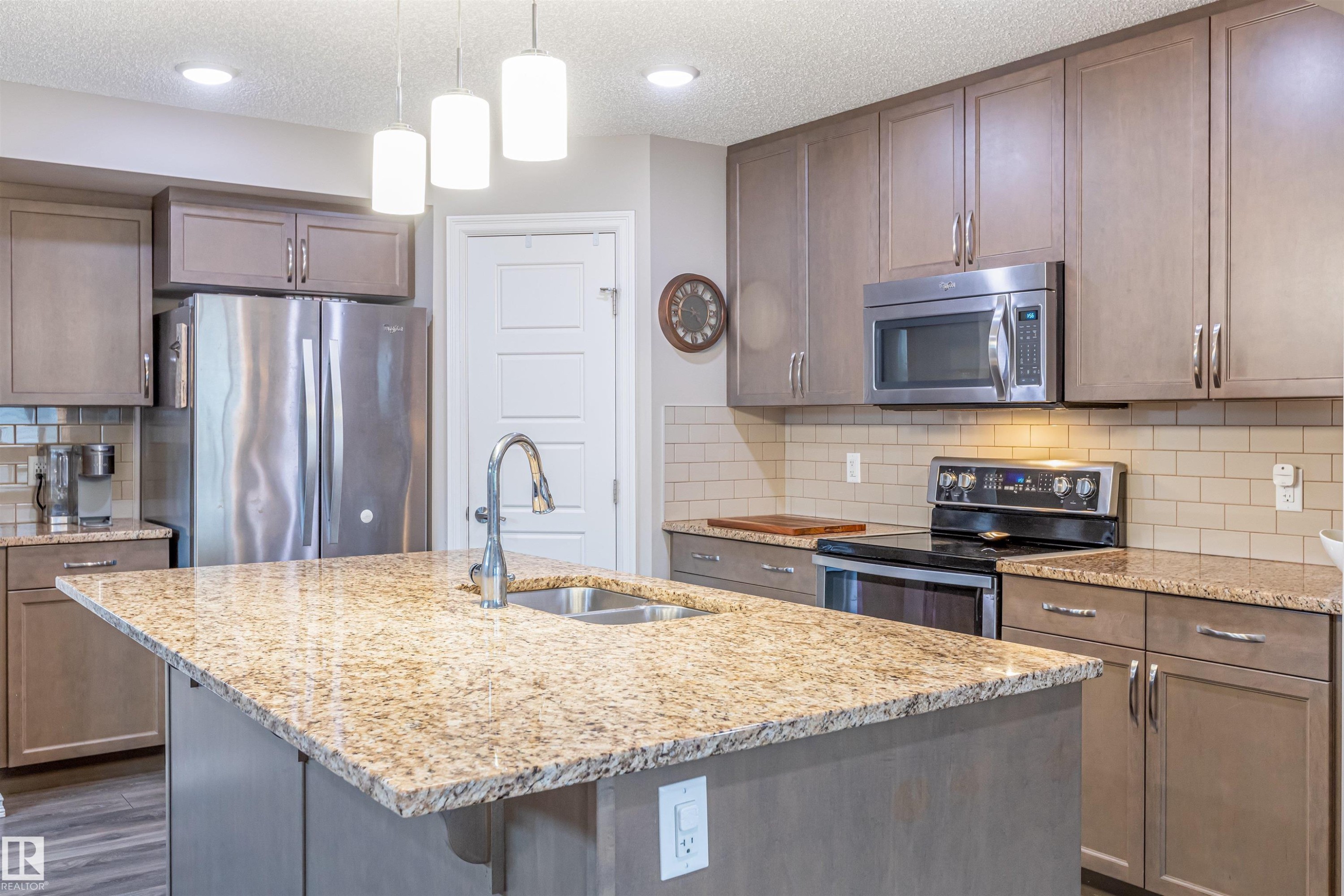 816 35 Avenue, Edmonton, AB - Indoor Photo Showing Kitchen With Stainless Steel Kitchen With Double Sink With Upgraded Kitchen
