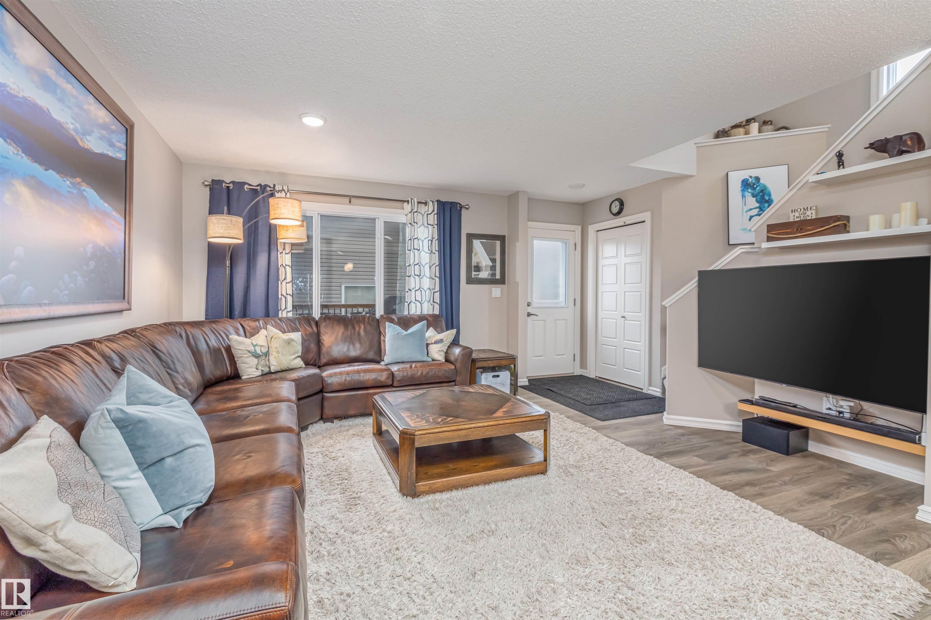 816 35 Avenue, Edmonton, AB - Indoor Photo Showing Living Room