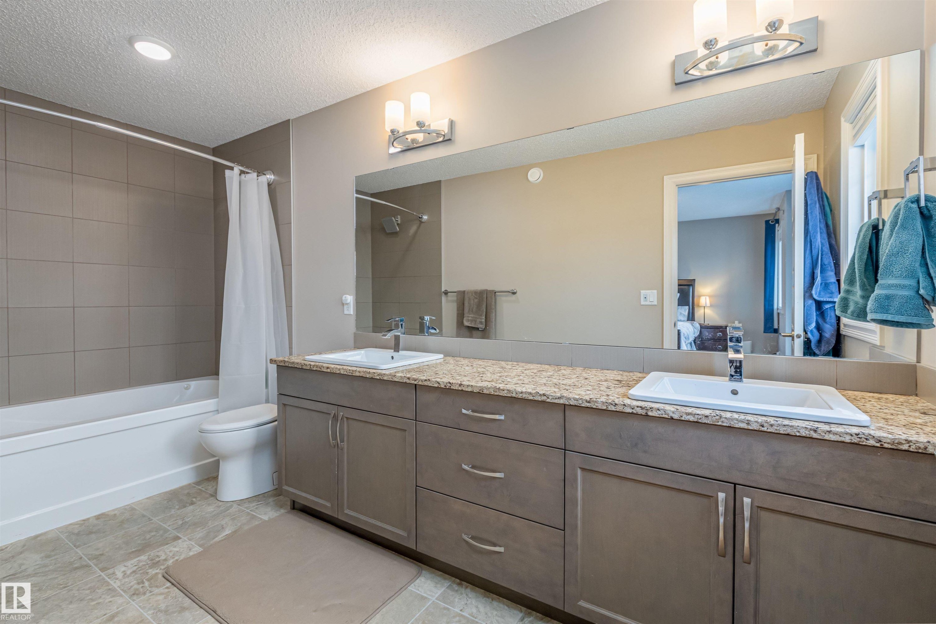 816 35 Avenue, Edmonton, AB - Indoor Photo Showing Bathroom