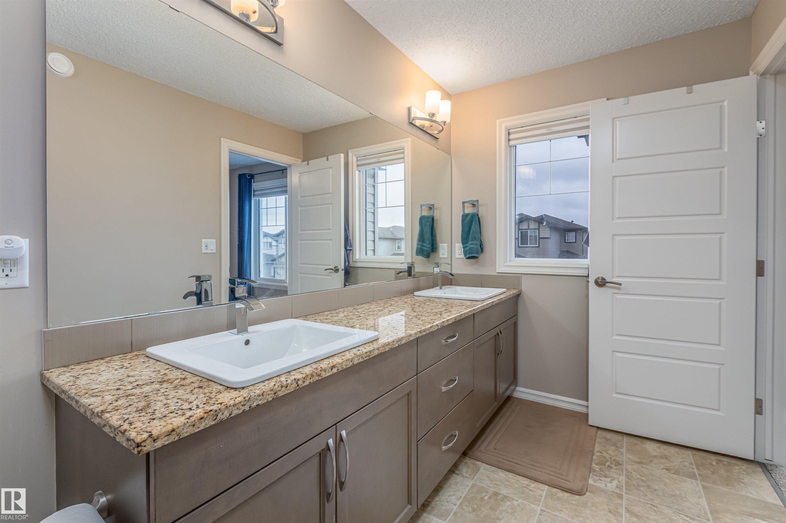 816 35 Avenue, Edmonton, AB - Indoor Photo Showing Bathroom