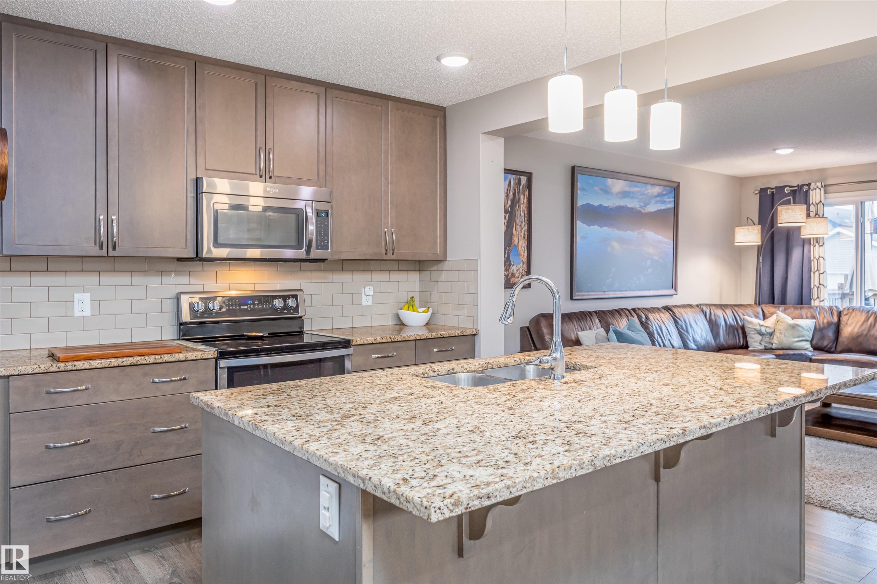 816 35 Avenue, Edmonton, AB - Indoor Photo Showing Kitchen With Double Sink With Upgraded Kitchen