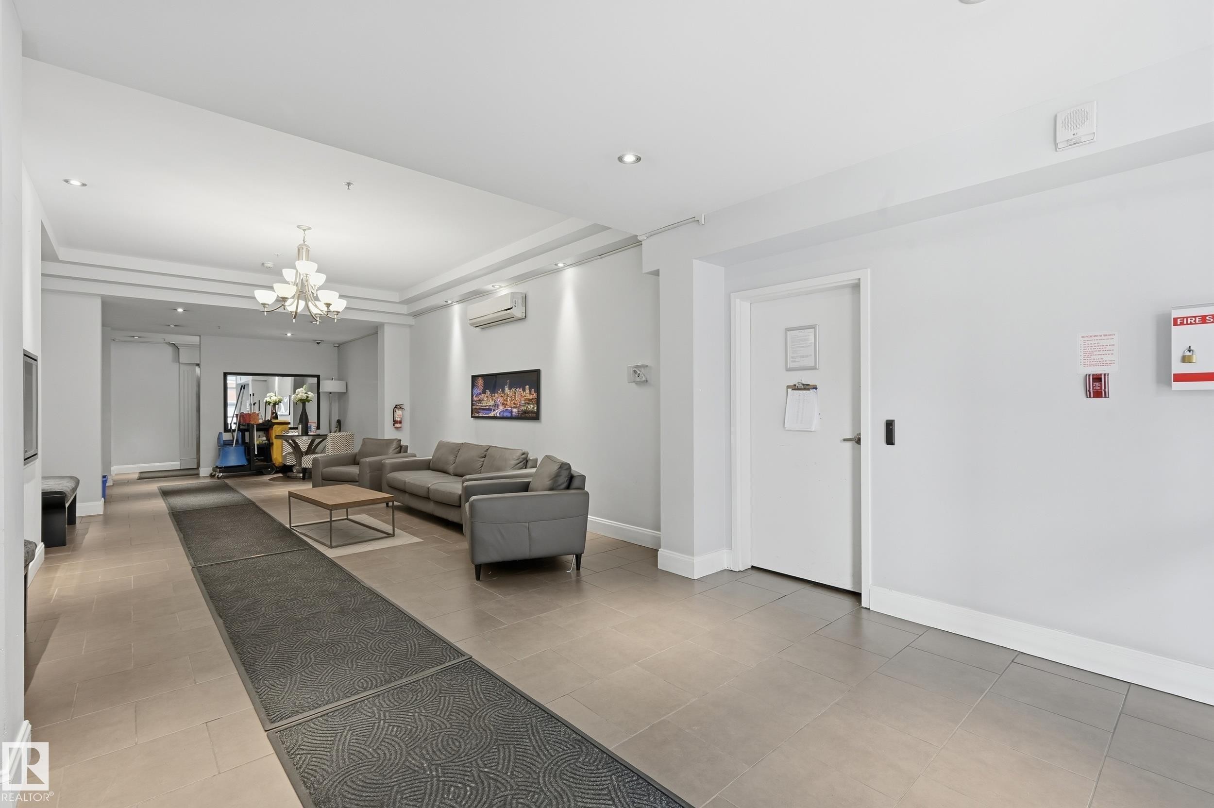 304 9819 104 Street, Edmonton, AB - Indoor Photo Showing Other Room