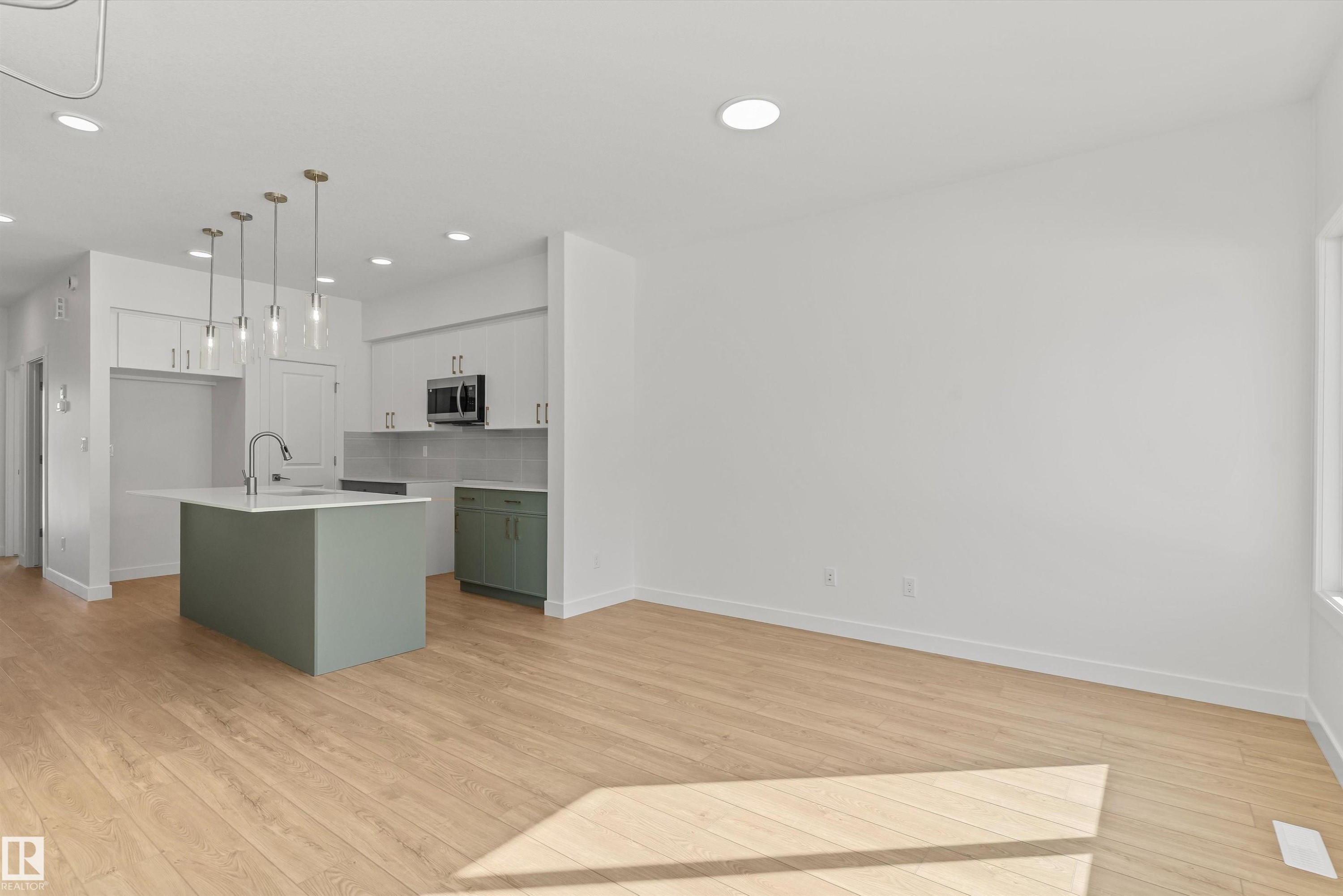 20707 43 Avenue, Edmonton, AB - Indoor Photo Showing Kitchen With Upgraded Kitchen