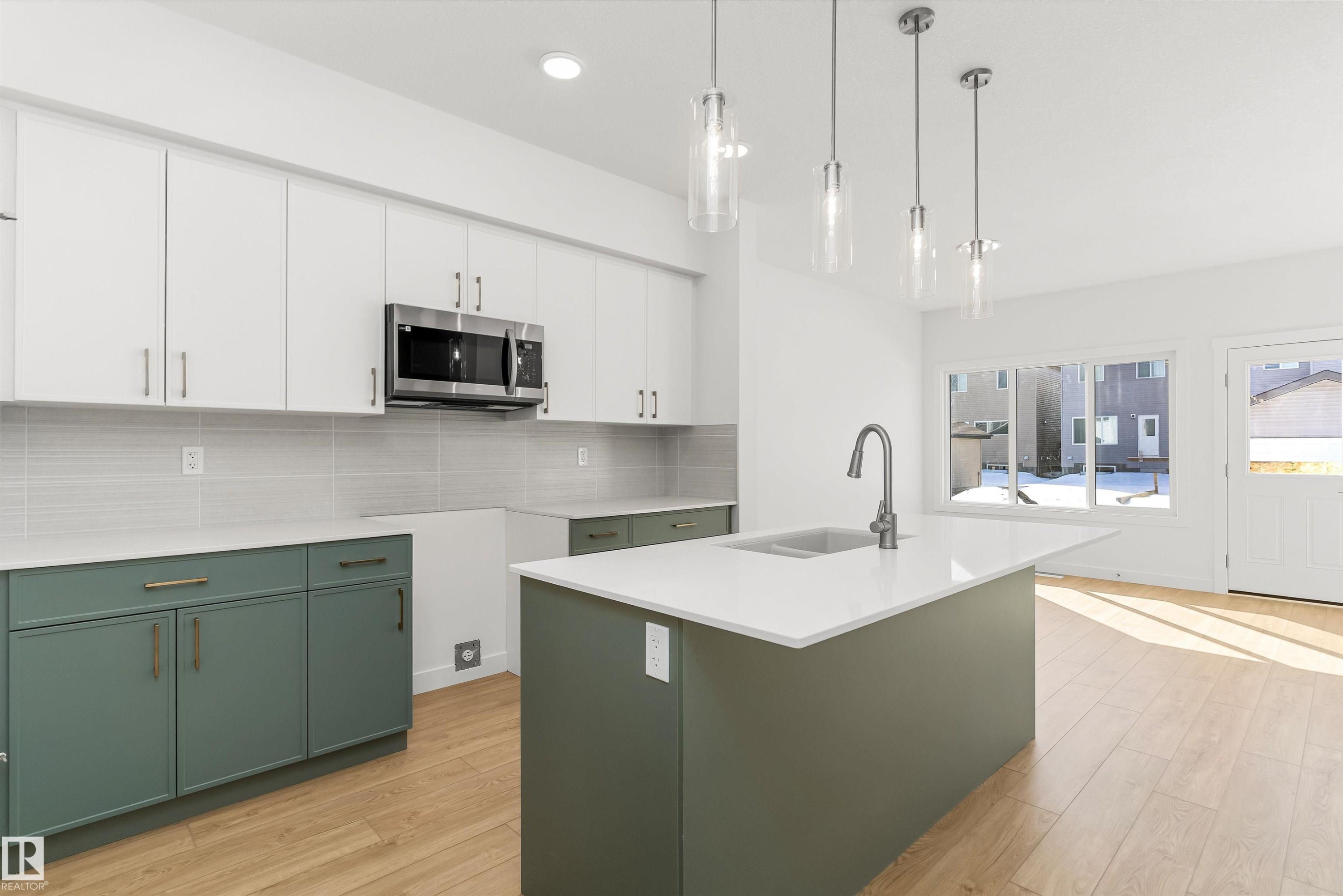 20707 43 Avenue, Edmonton, AB - Indoor Photo Showing Kitchen With Upgraded Kitchen