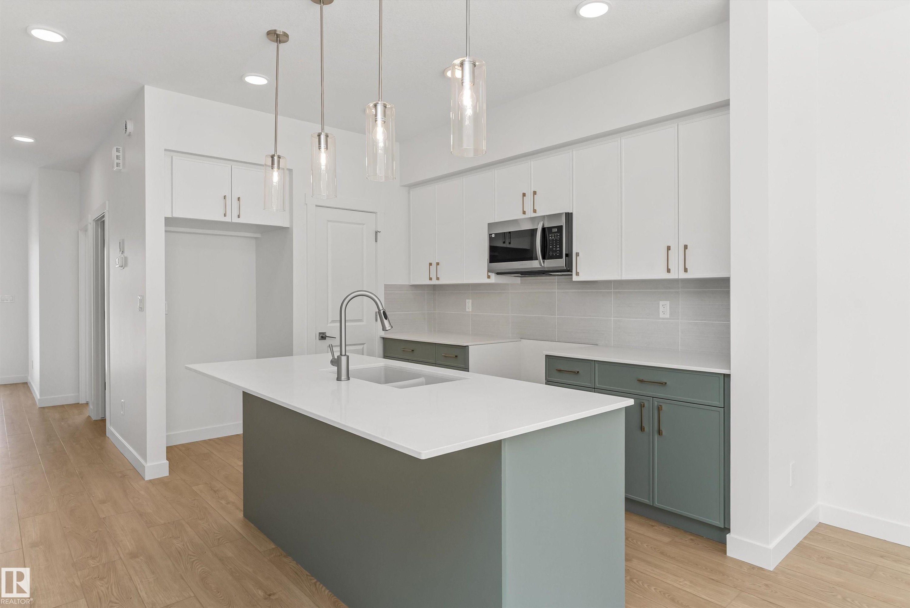 20707 43 Avenue, Edmonton, AB - Indoor Photo Showing Kitchen With Upgraded Kitchen