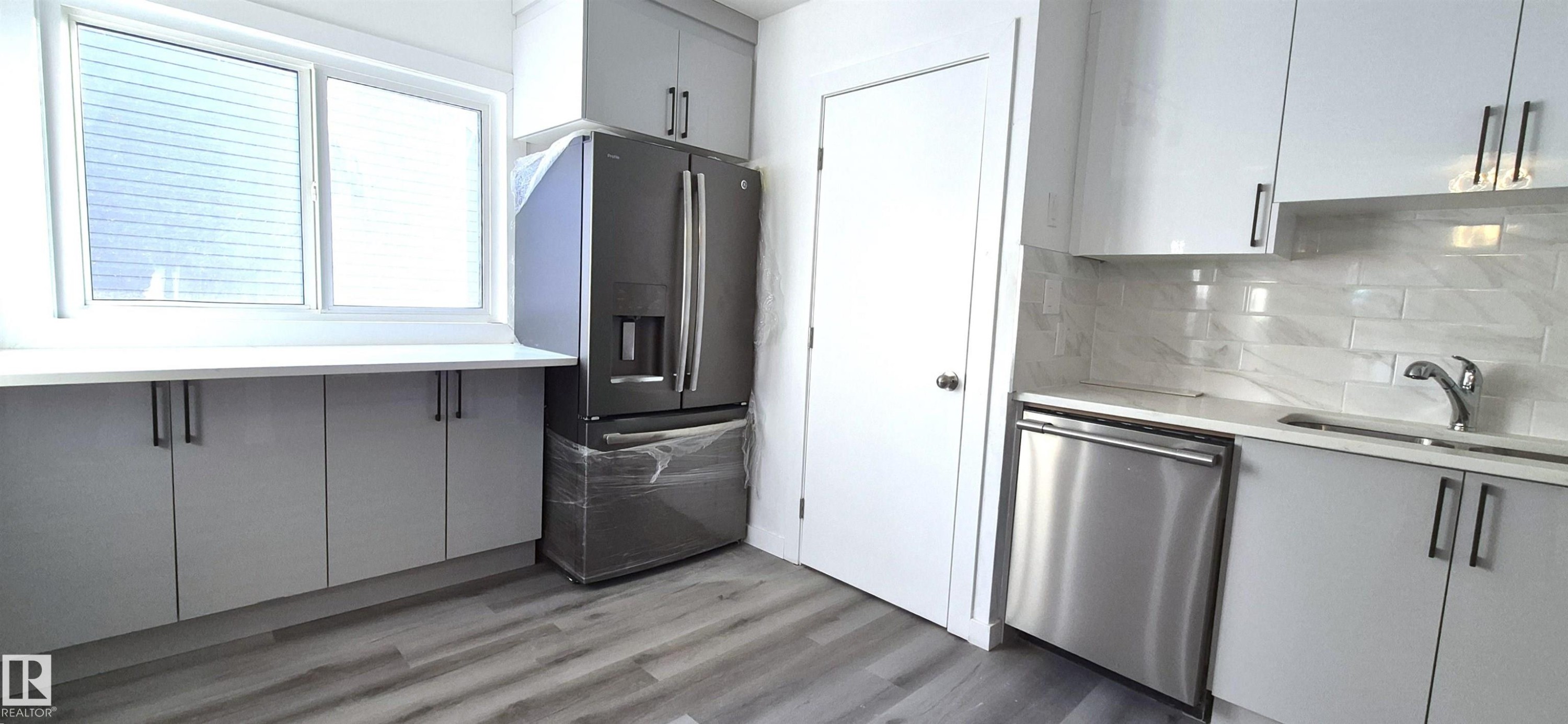 12916 123A Street, Edmonton, AB - Indoor Photo Showing Kitchen With Upgraded Kitchen