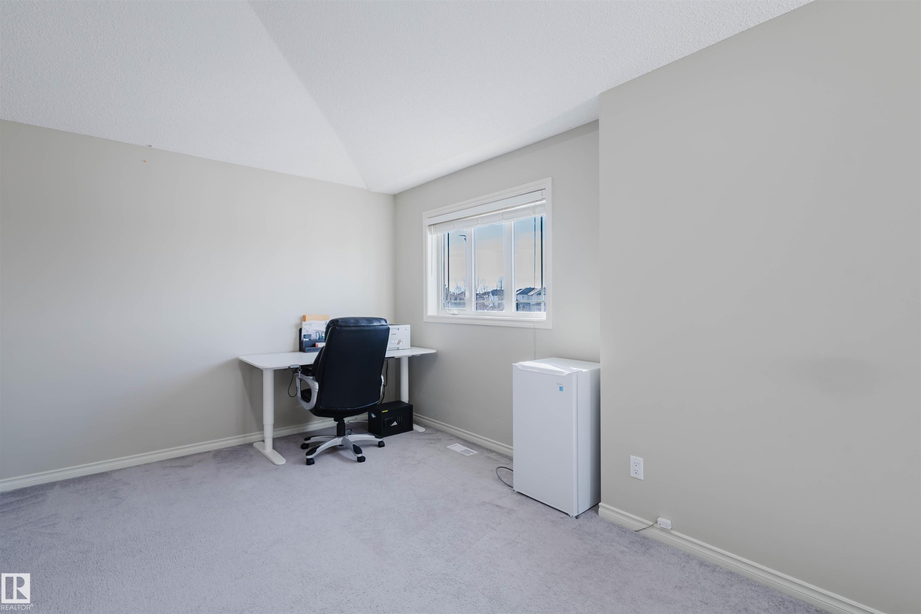 Office area with vaulted ceiling and light colored carpet - 3534 Mclean Crescent, Edmonton, AB - Indoor