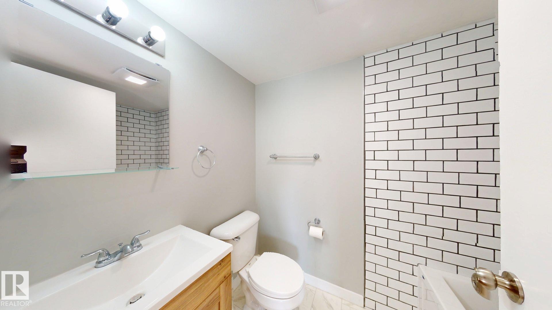 Full bath with vanity and tub / shower combination - 611 2908 116A Avenue, Edmonton, AB - Indoor Photo Showing Bathroom