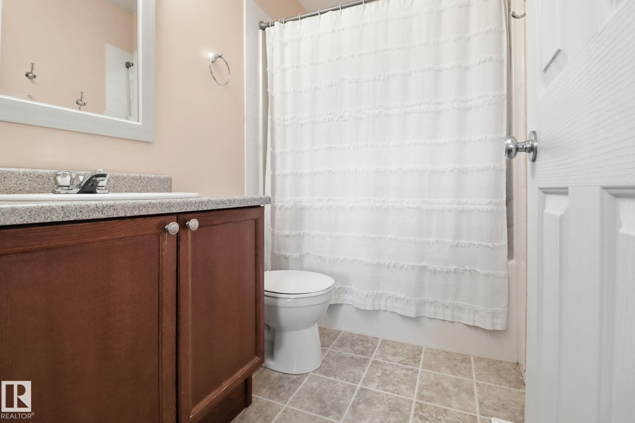 9037 Scott Crescent, Edmonton, AB - Indoor Photo Showing Bathroom
