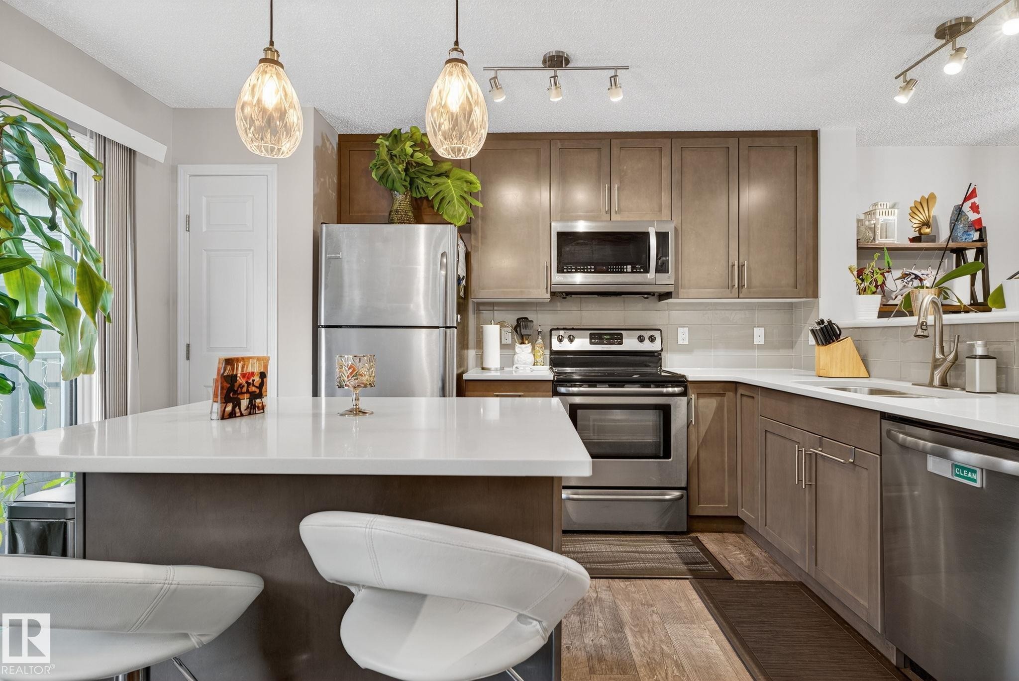 80 3305 Orchards Link Link, Edmonton, AB - Indoor Photo Showing Kitchen With Double Sink With Upgraded Kitchen