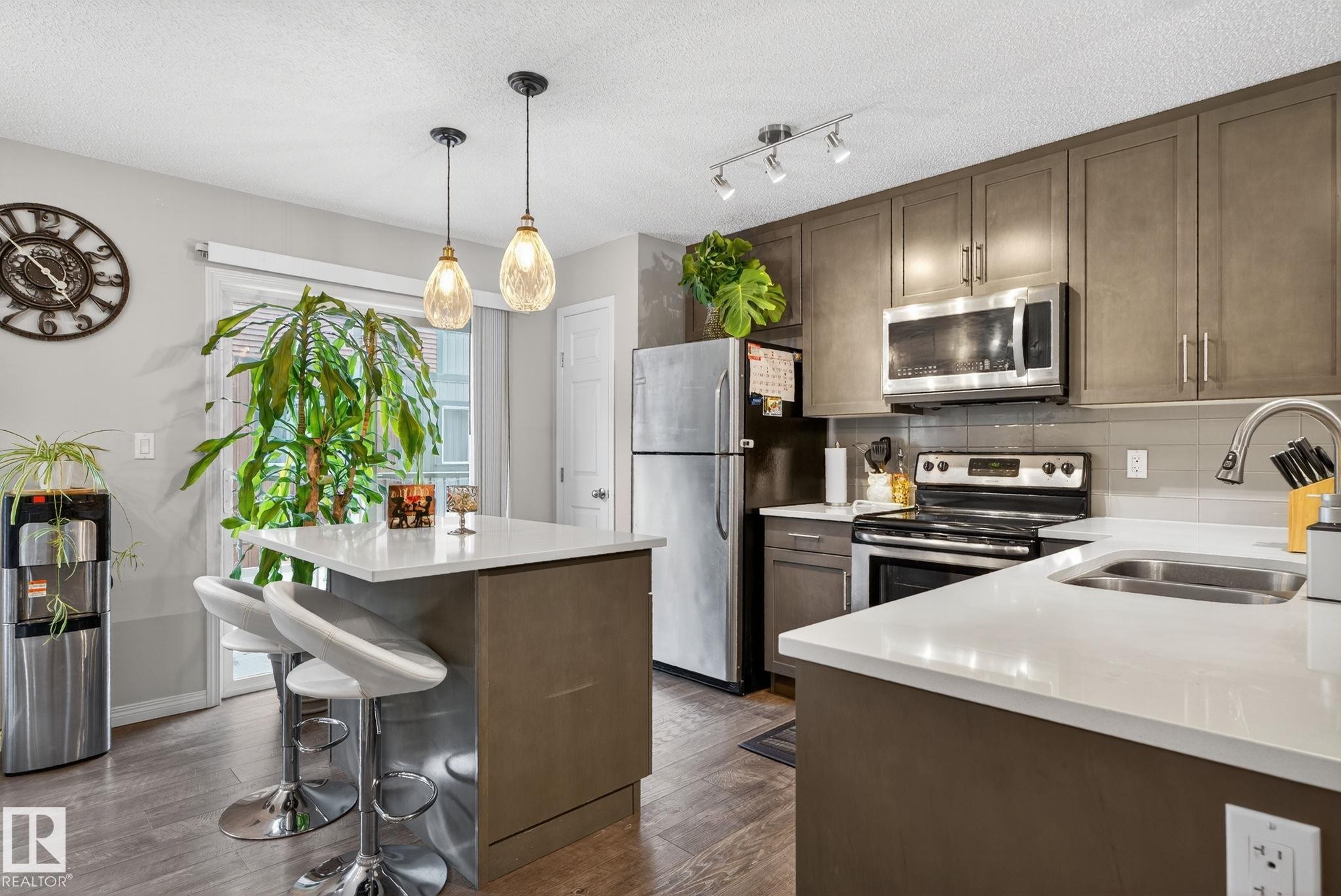 80 3305 Orchards Link Link, Edmonton, AB - Indoor Photo Showing Kitchen With Double Sink