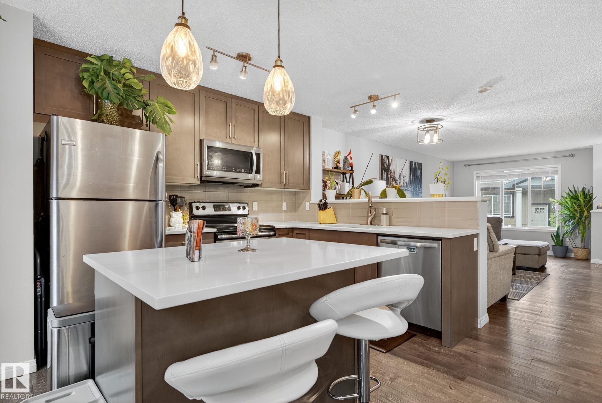 80 3305 Orchards Link Link, Edmonton, AB - Indoor Photo Showing Kitchen With Upgraded Kitchen