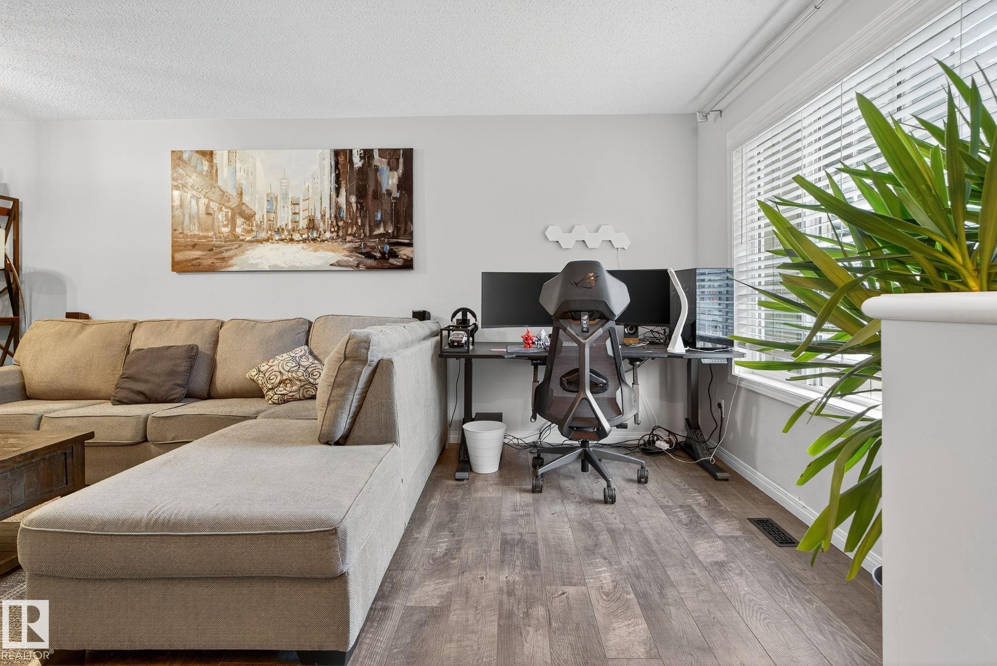 80 3305 Orchards Link Link, Edmonton, AB - Indoor Photo Showing Living Room