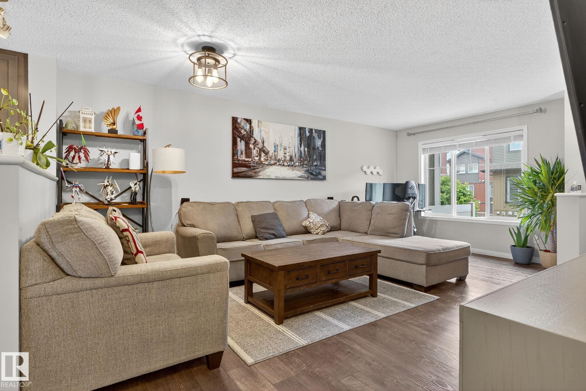 80 3305 Orchards Link Link, Edmonton, AB - Indoor Photo Showing Living Room
