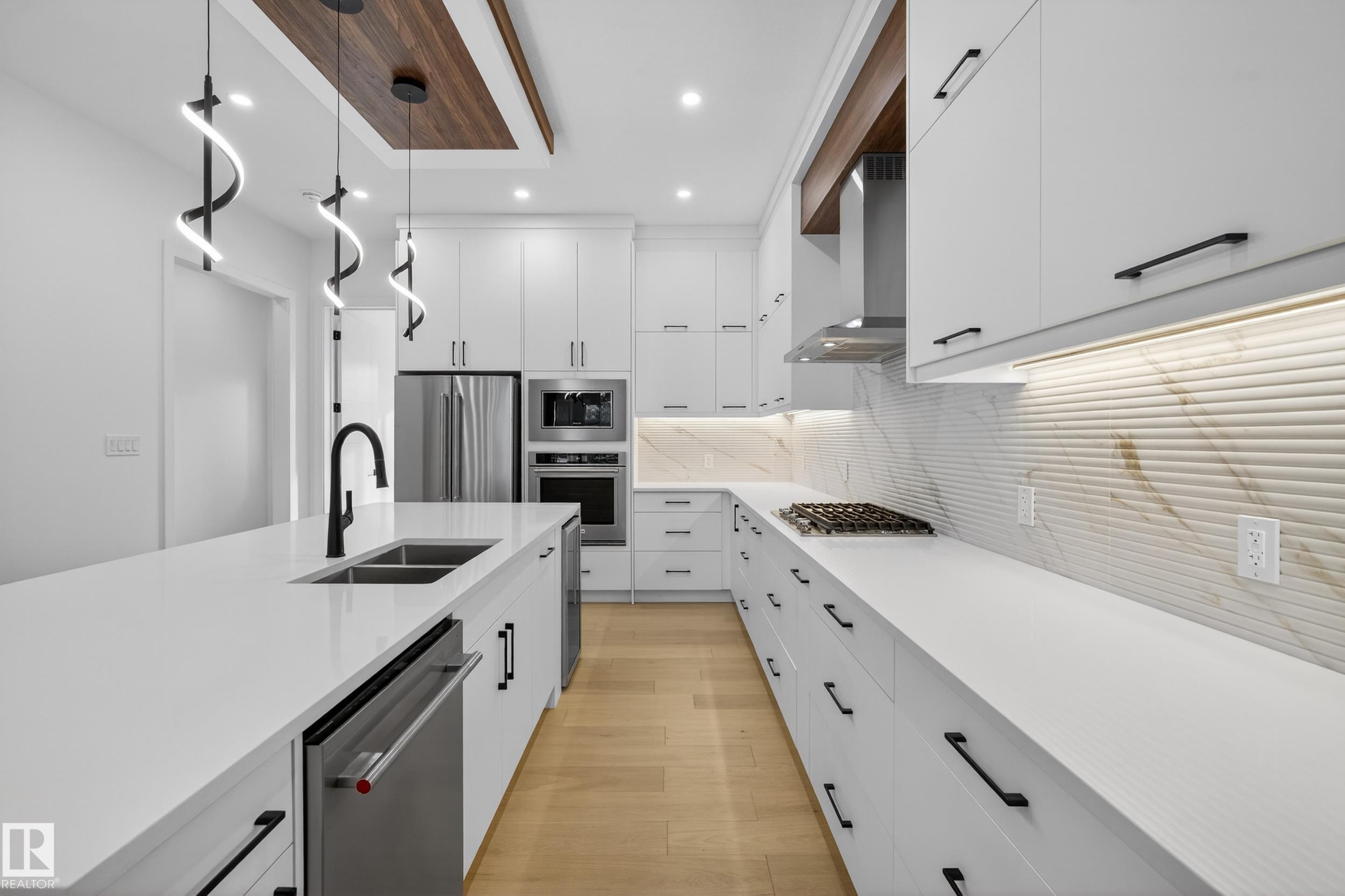 11611 79, Edmonton, AB - Indoor Photo Showing Kitchen With Double Sink With Upgraded Kitchen