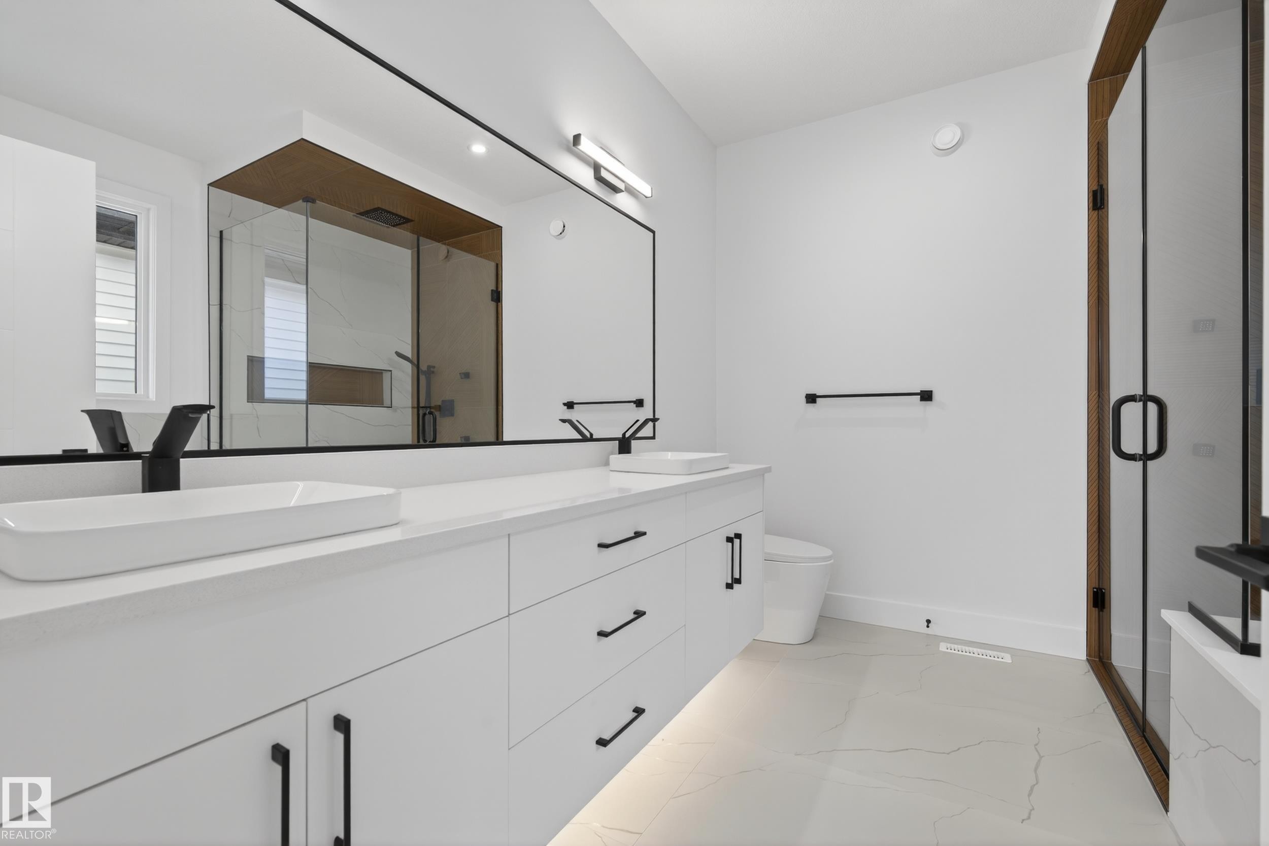 11611 79, Edmonton, AB - Indoor Photo Showing Bathroom