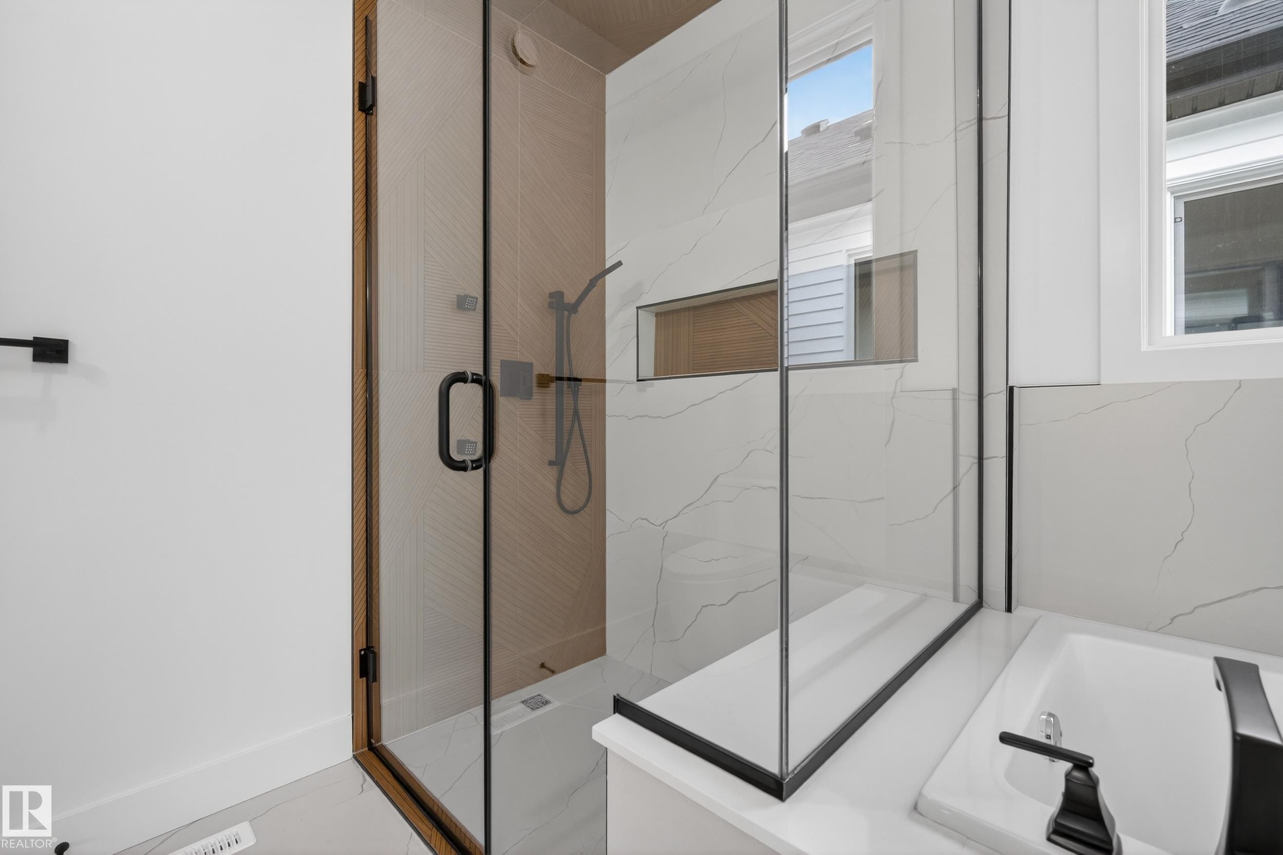 11611 79, Edmonton, AB - Indoor Photo Showing Bathroom