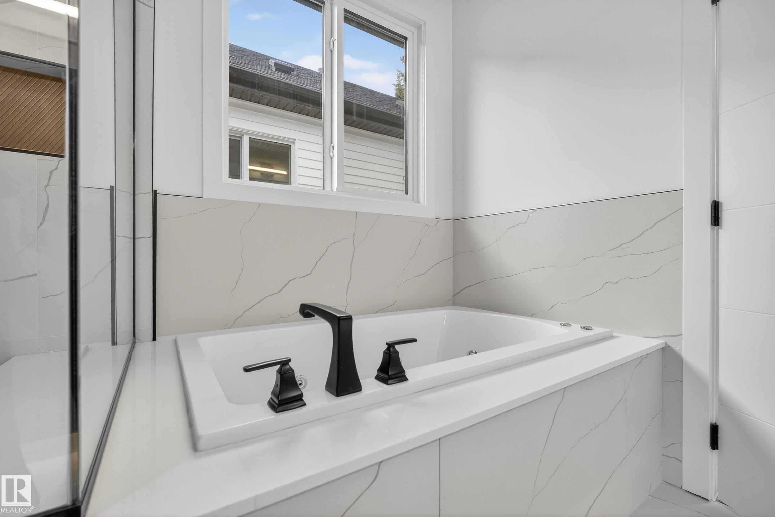 11611 79, Edmonton, AB - Indoor Photo Showing Bathroom