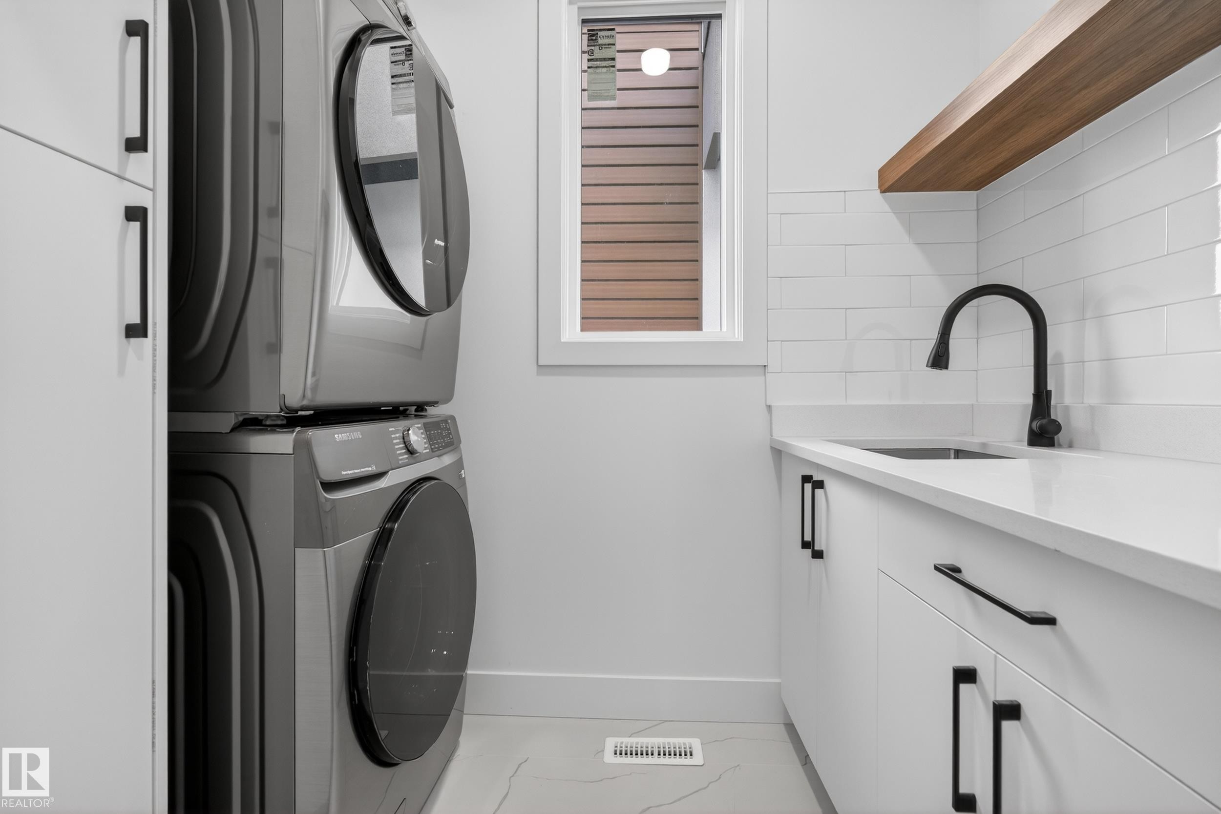 11611 79, Edmonton, AB - Indoor Photo Showing Laundry Room