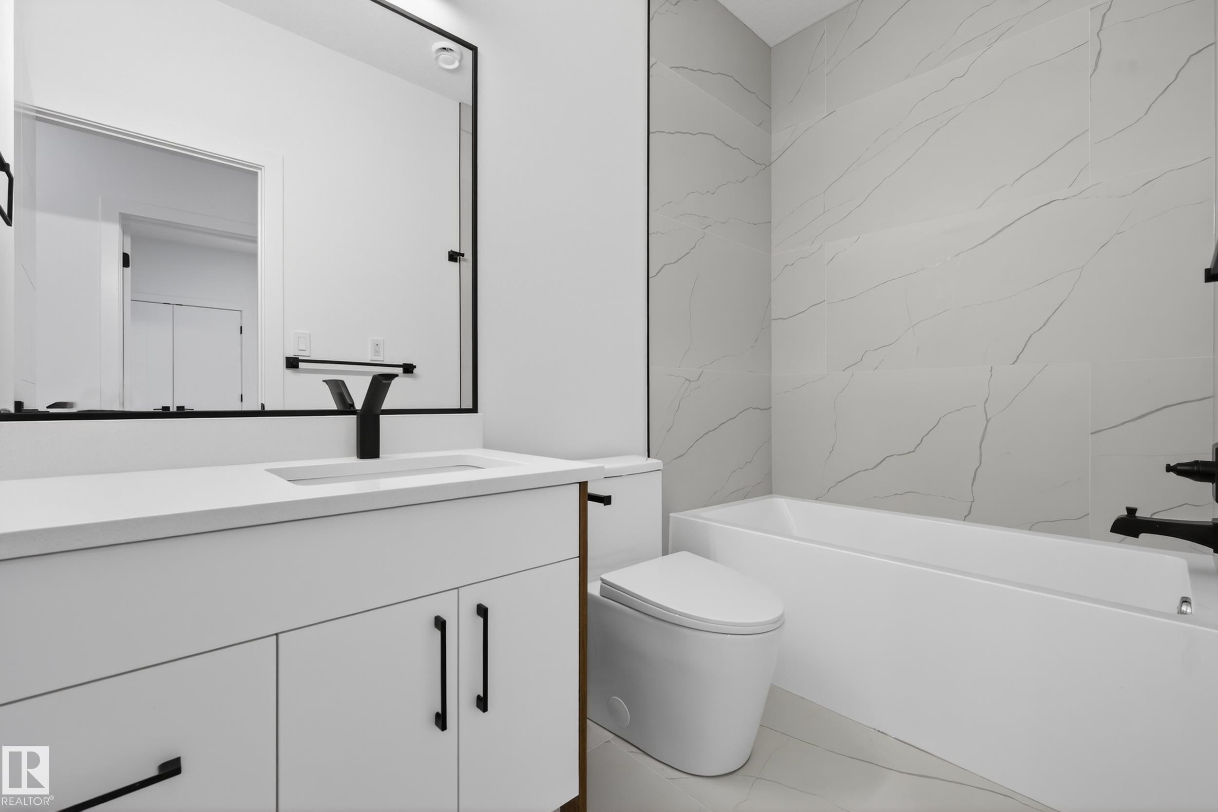 11611 79, Edmonton, AB - Indoor Photo Showing Bathroom