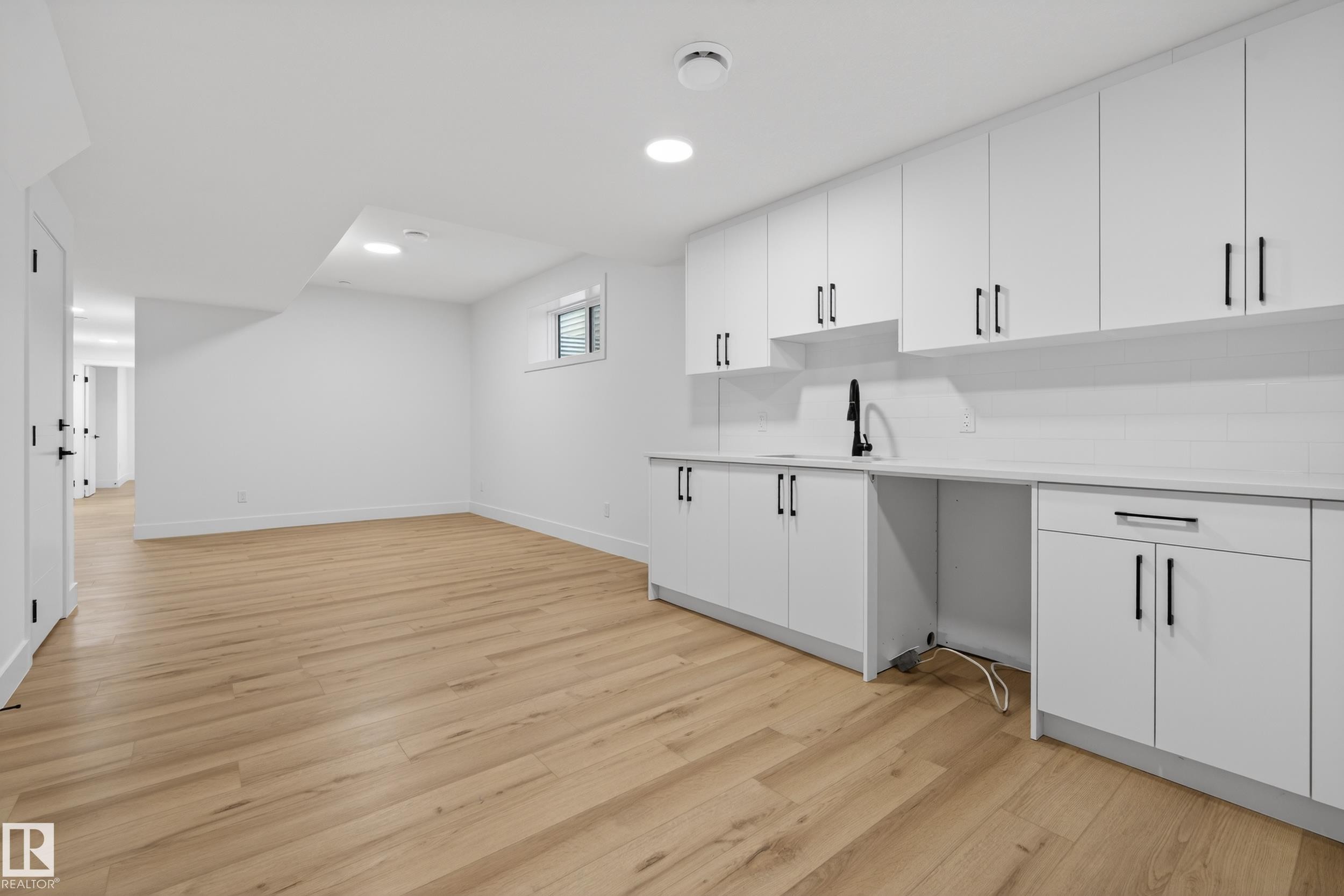 11611 79, Edmonton, AB - Indoor