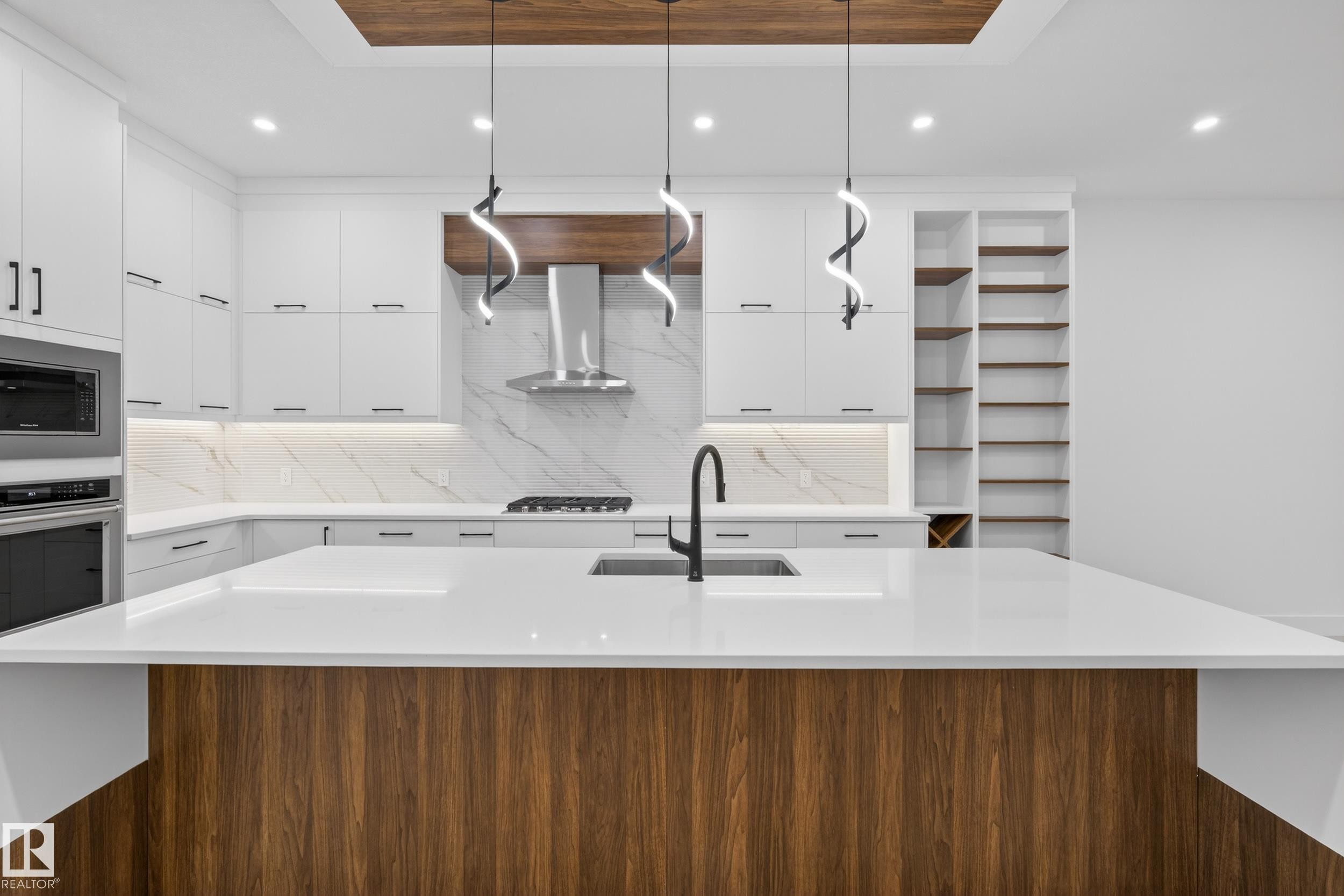 11611 79, Edmonton, AB - Indoor Photo Showing Kitchen With Double Sink With Upgraded Kitchen