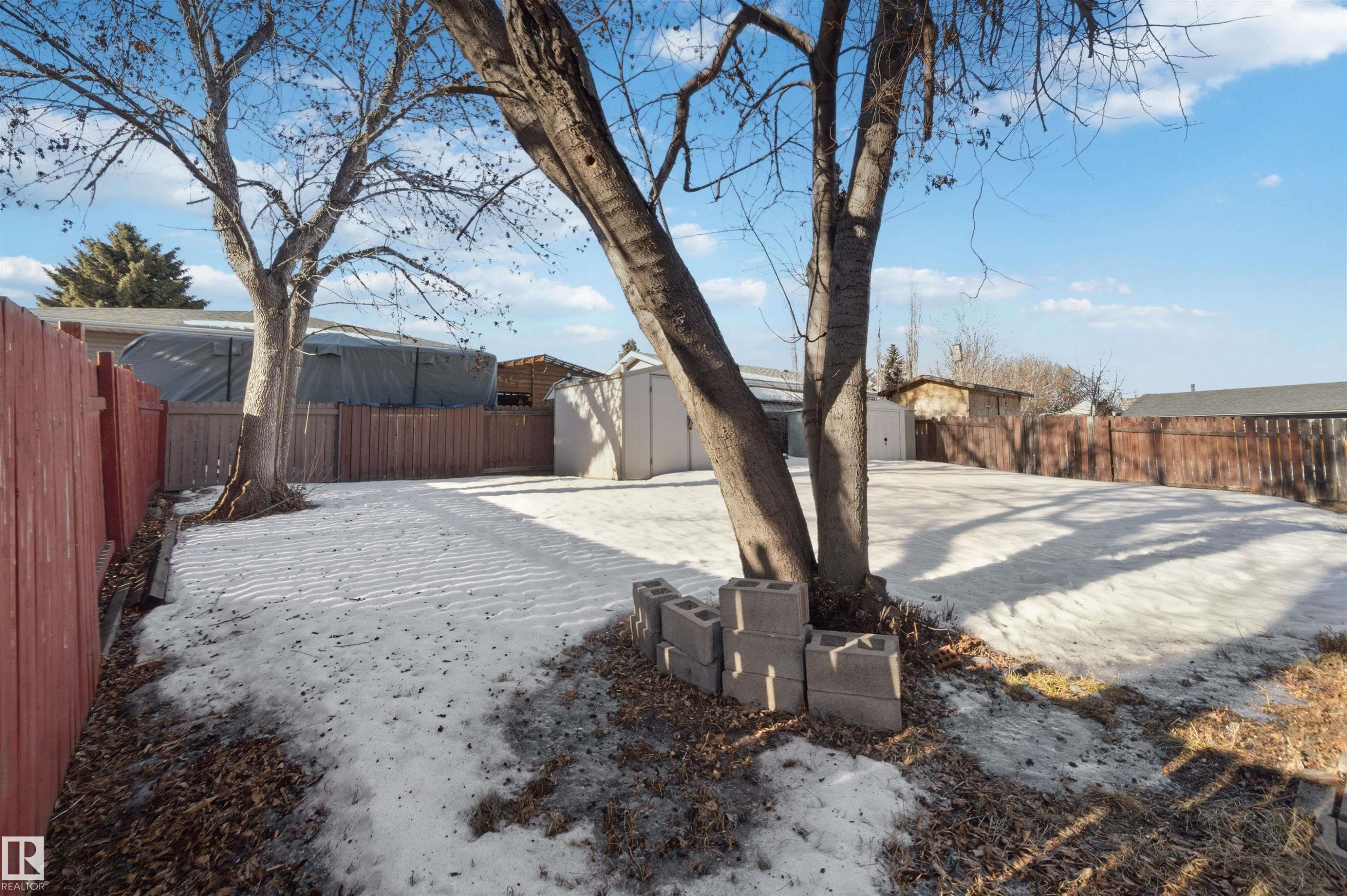 Fenced backyard featuring a storage shed - 135 Humberstone Road, Edmonton, AB - Outdoor