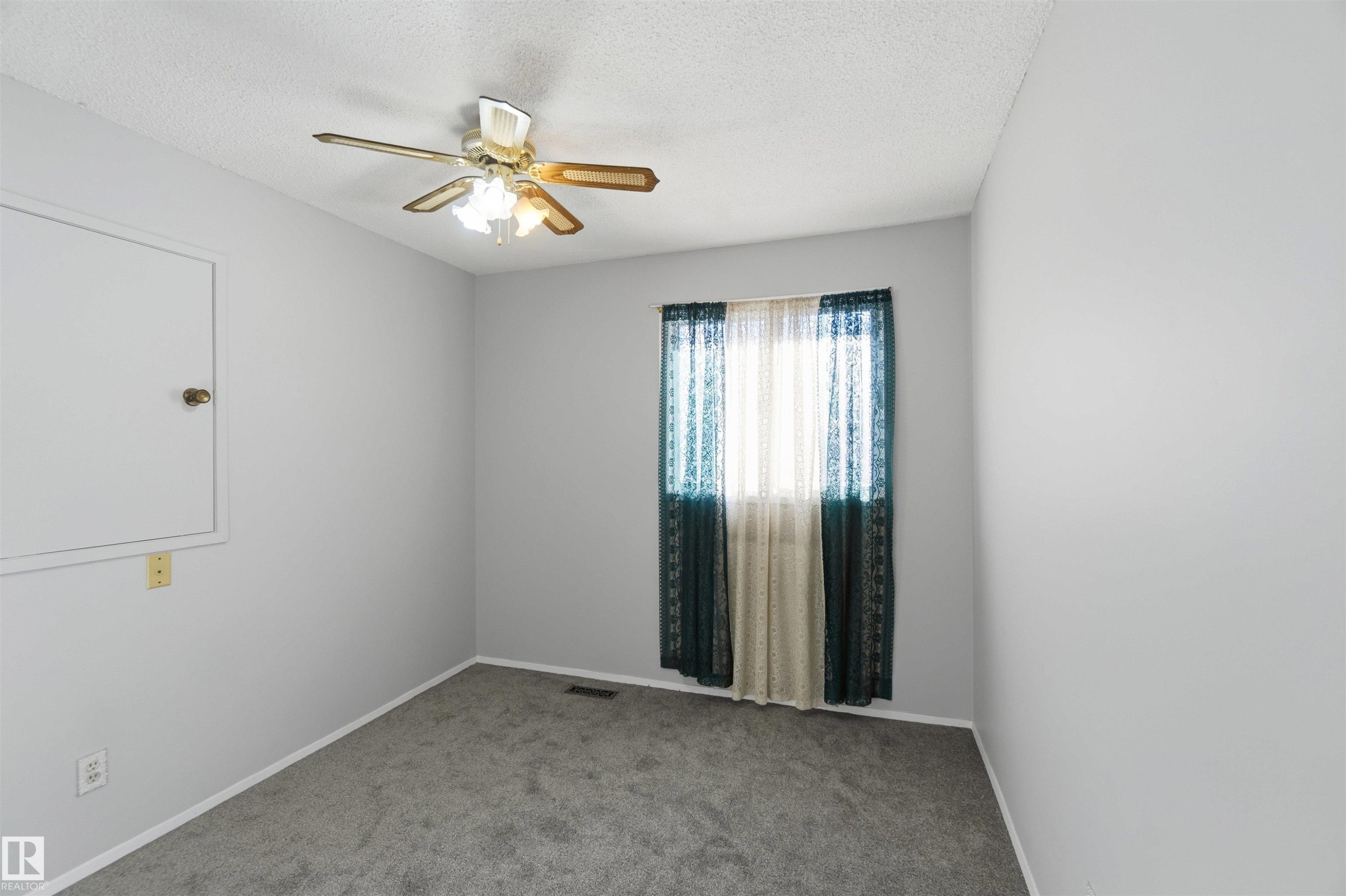 Spare room with carpet floors, a textured ceiling, and a ceiling fan - 135 Humberstone Road, Edmonton, AB - Indoor Photo Showing Other Room