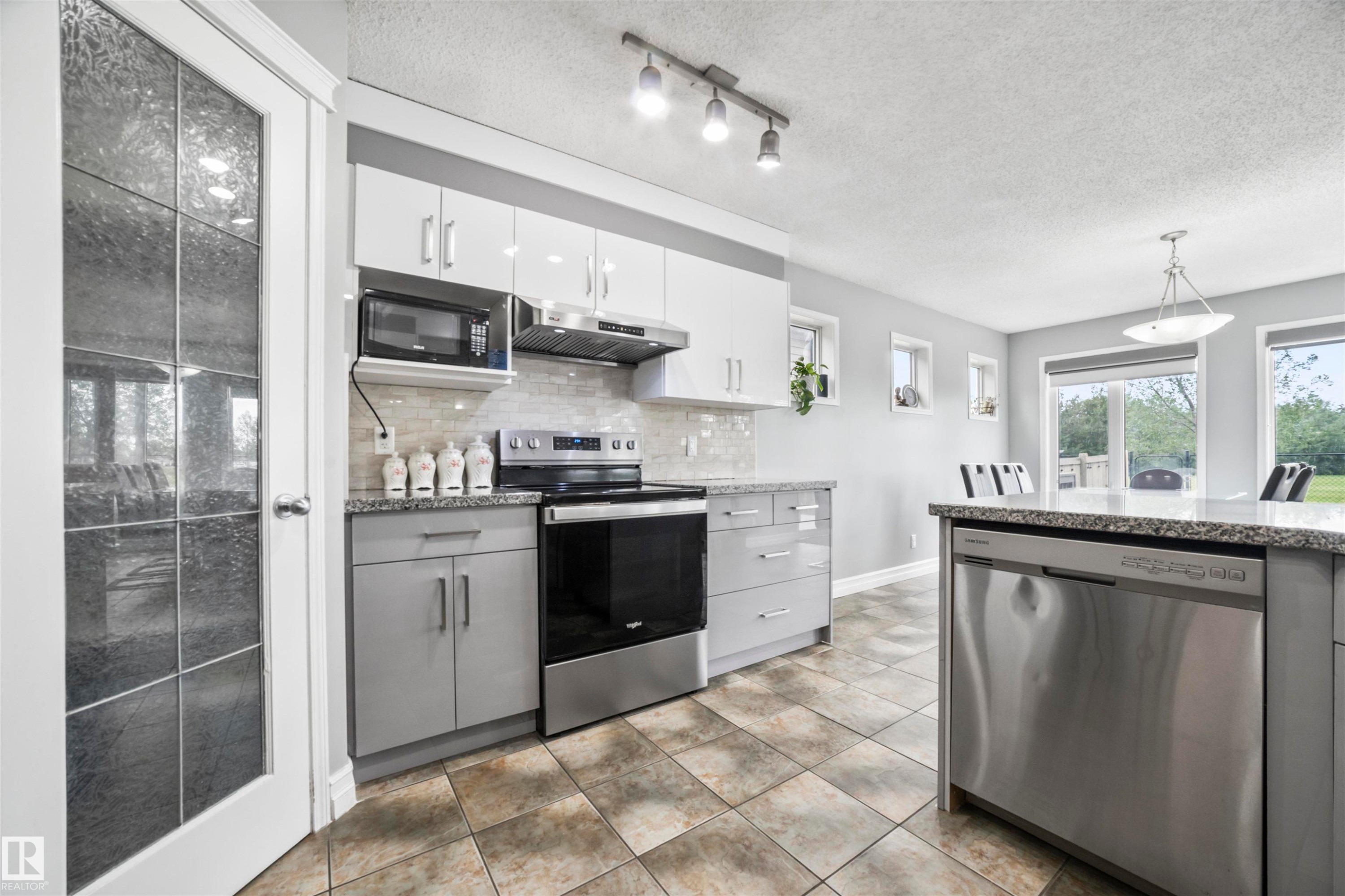 324 79 Street, Edmonton, AB - Indoor Photo Showing Kitchen With Stainless Steel Kitchen With Upgraded Kitchen