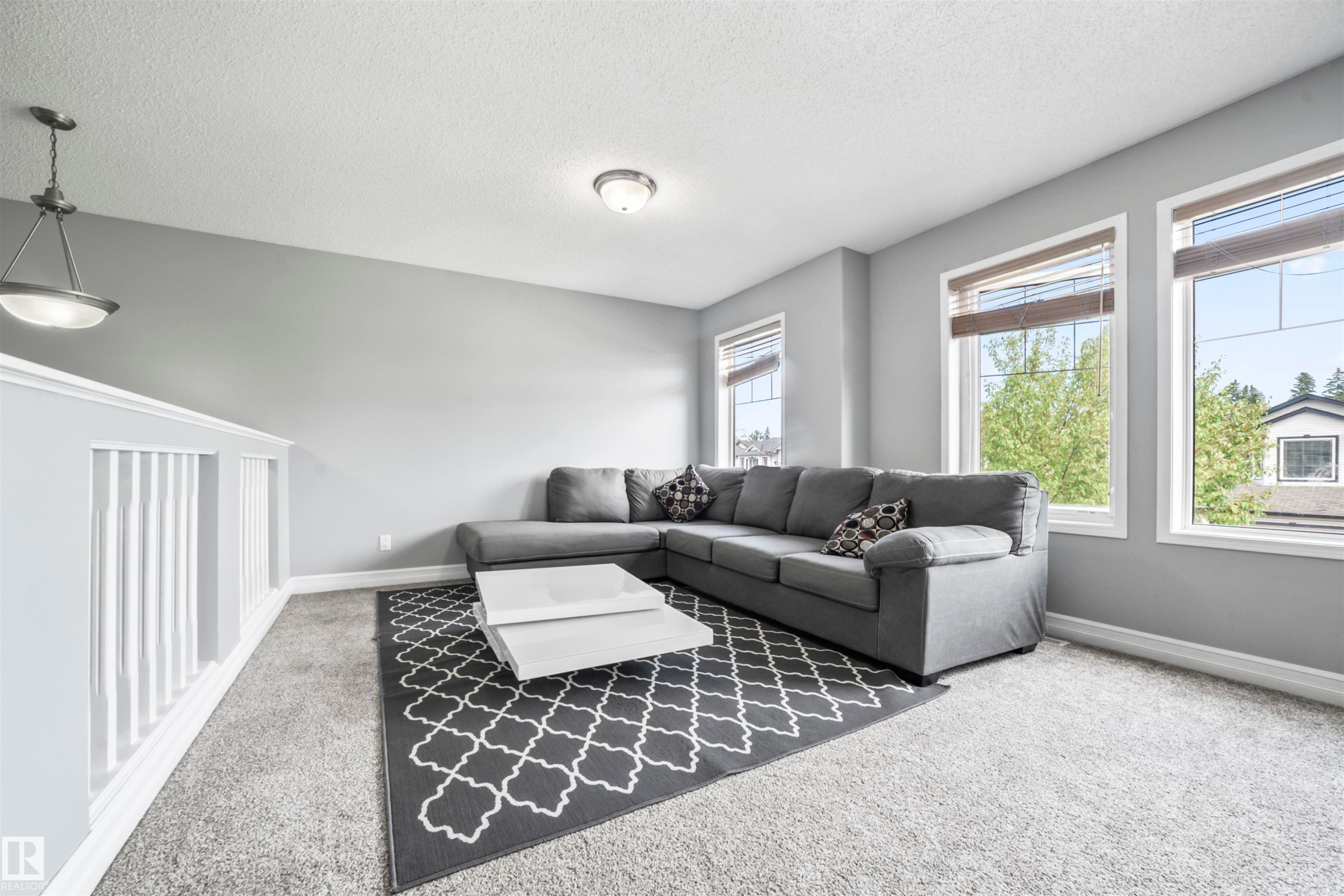 324 79 Street, Edmonton, AB - Indoor Photo Showing Living Room