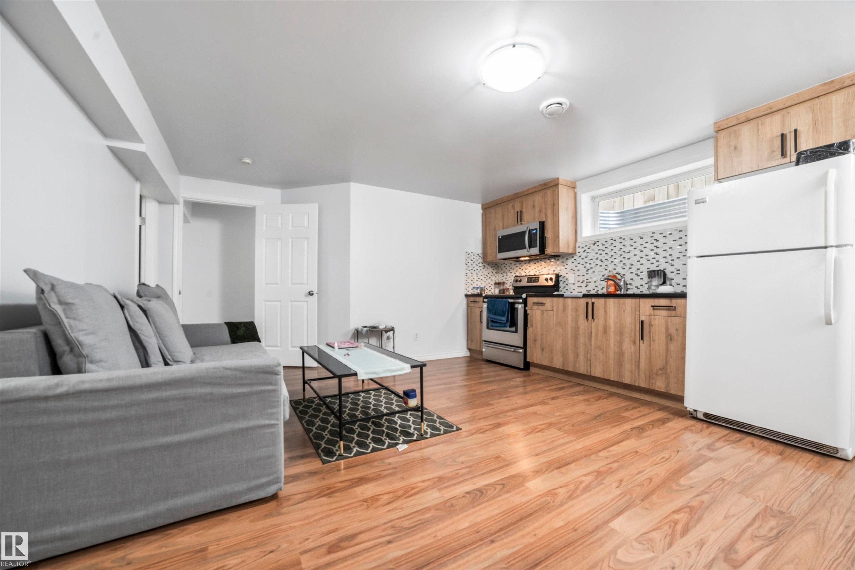 324 79 Street, Edmonton, AB - Indoor Photo Showing Kitchen