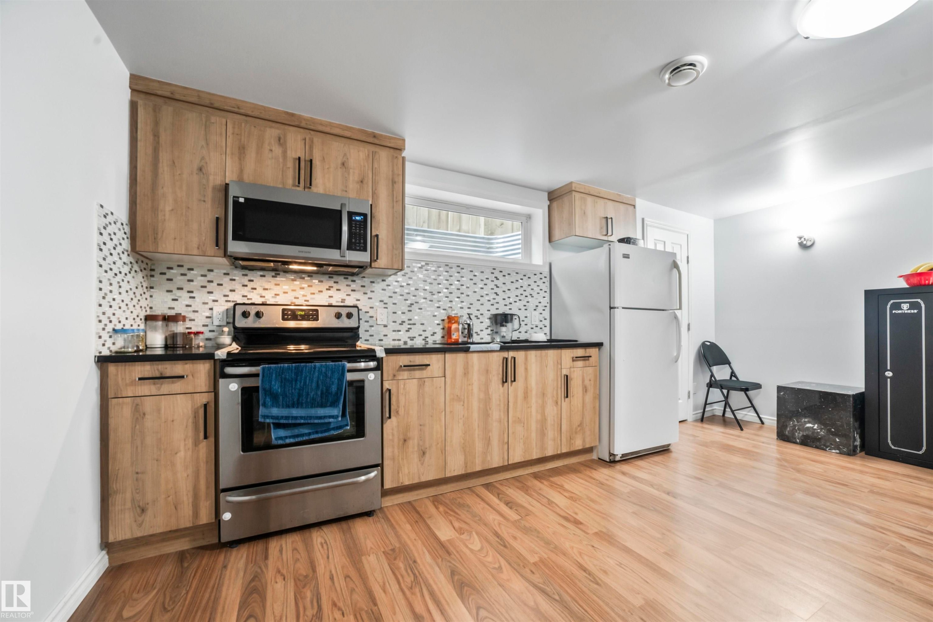 324 79 Street, Edmonton, AB - Indoor Photo Showing Kitchen