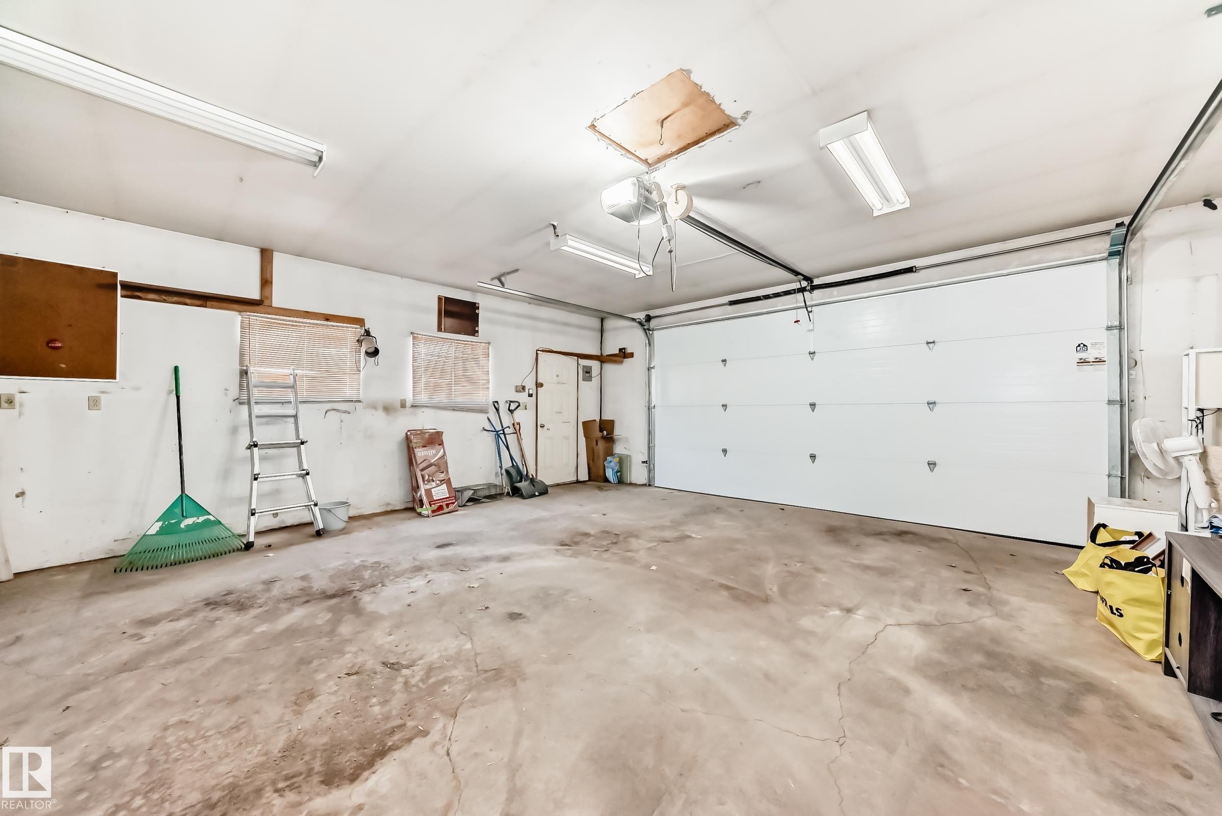 Garage featuring a garage door opener - 8639 64 Avenue Nw, Edmonton, AB - Indoor Photo Showing Garage