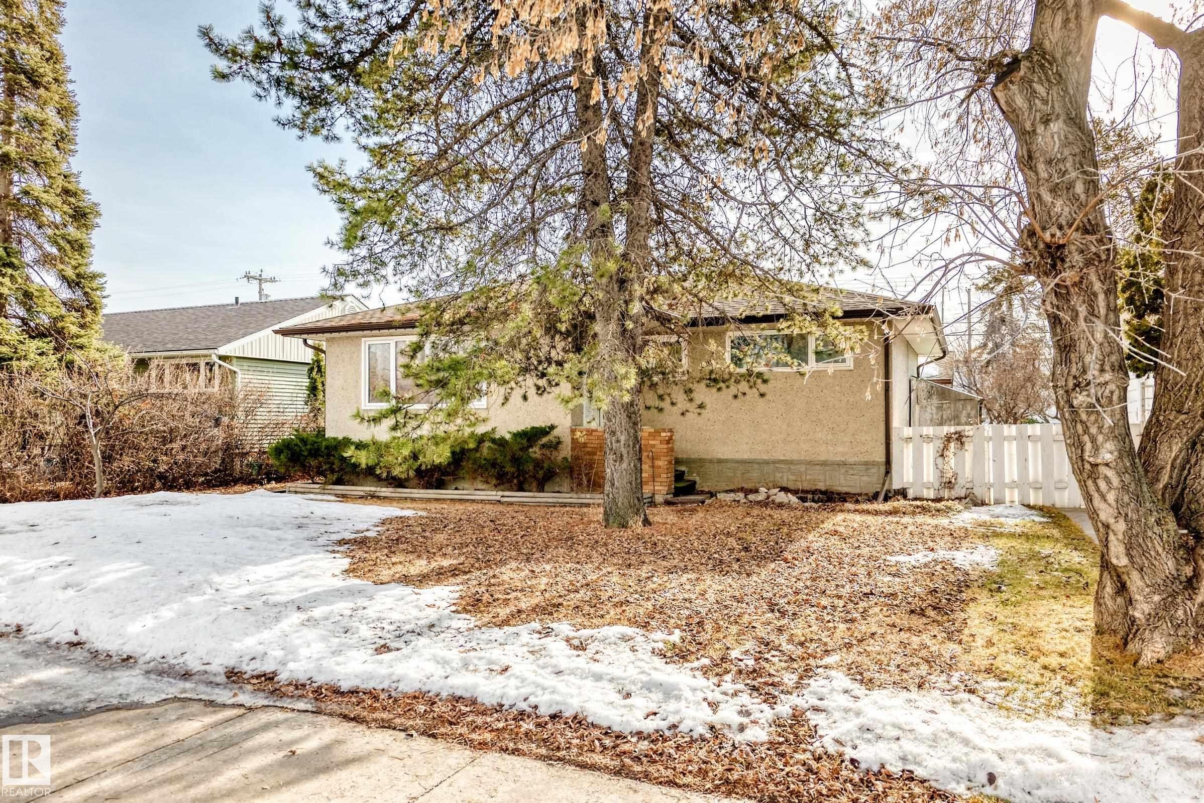 Ranch-style home with stucco siding - 8639 64 Avenue Nw, Edmonton, AB - Outdoor
