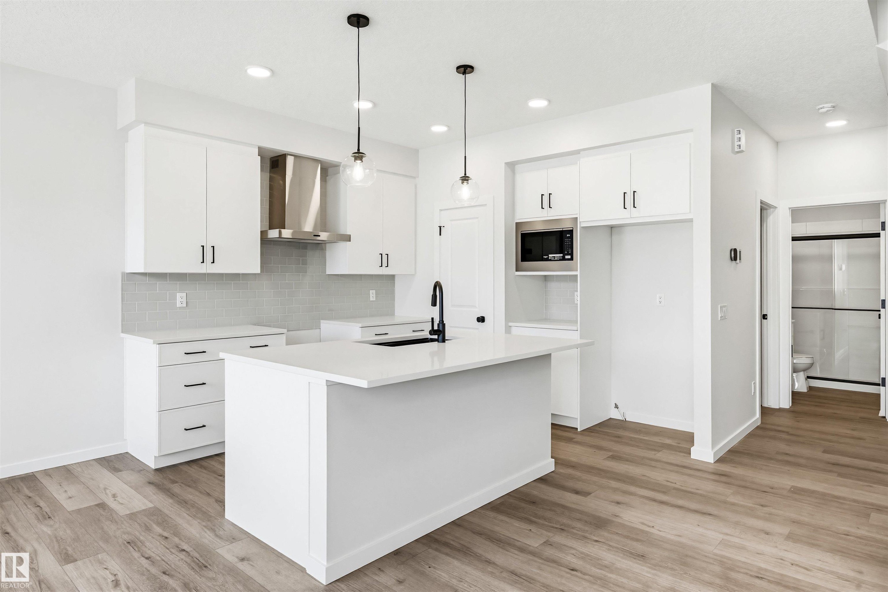 17351 3 Street, Edmonton, AB - Indoor Photo Showing Kitchen With Upgraded Kitchen