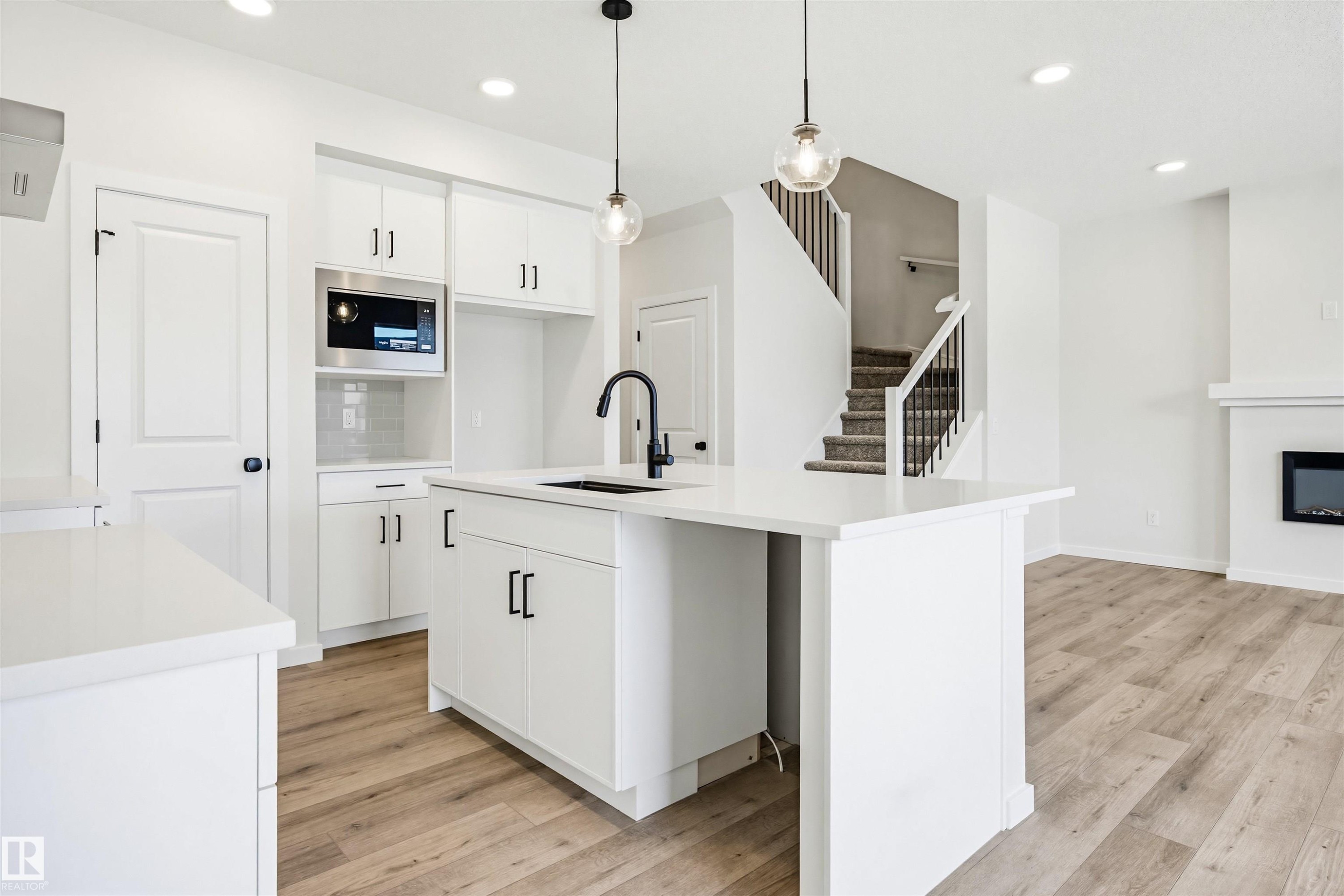 17351 3 Street, Edmonton, AB - Indoor Photo Showing Kitchen With Upgraded Kitchen