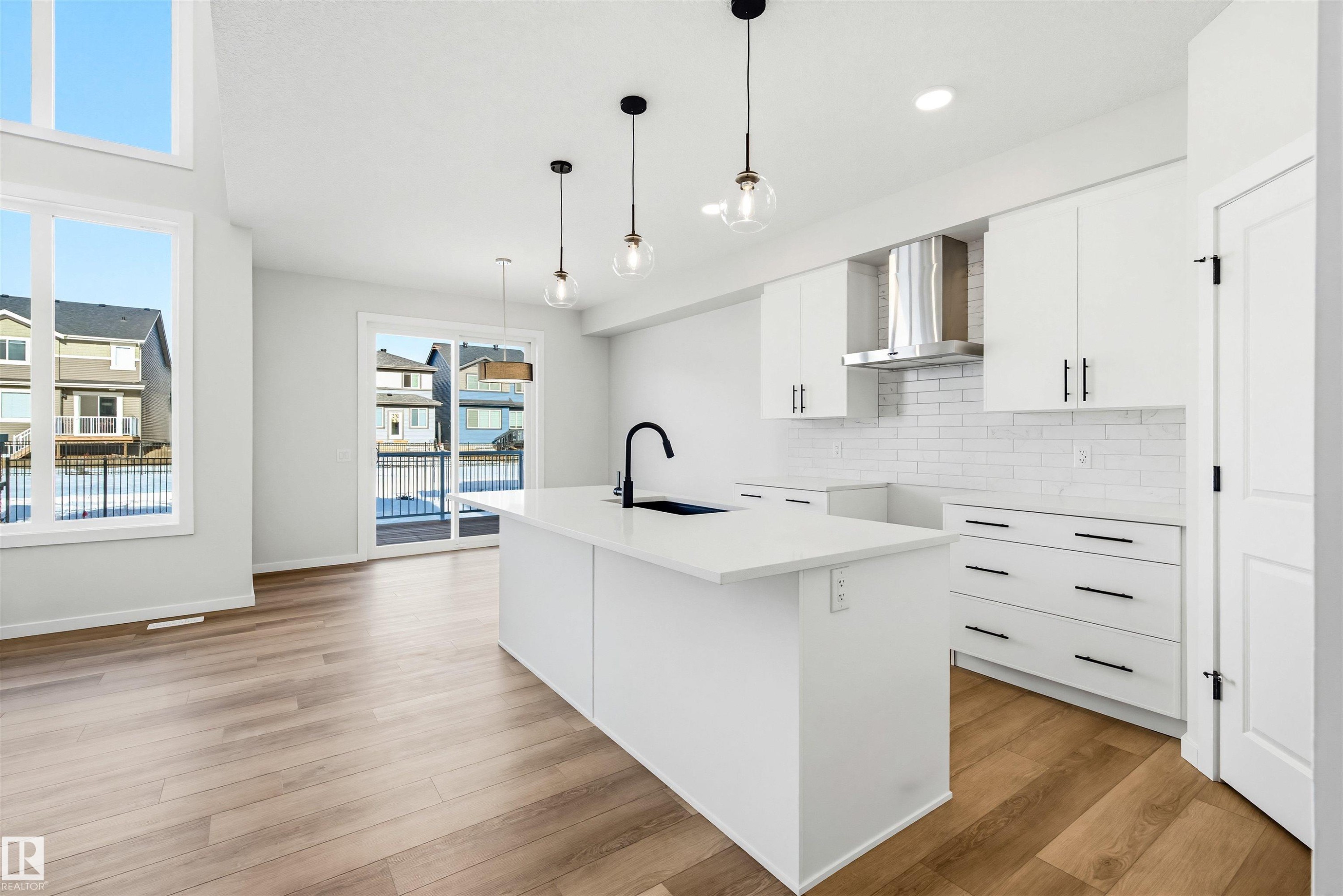 22812 82 Avenue, Edmonton, AB - Indoor Photo Showing Kitchen With Upgraded Kitchen
