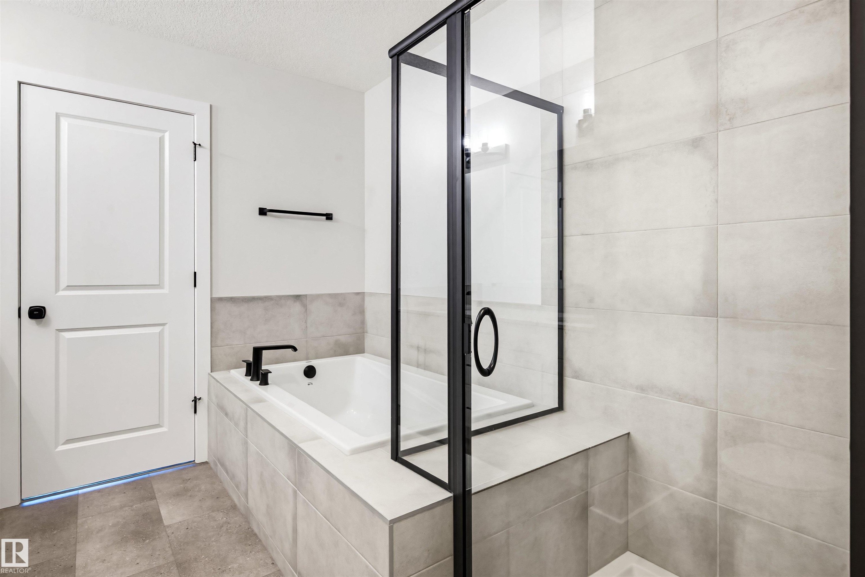 22812 82 Avenue, Edmonton, AB - Indoor Photo Showing Bathroom