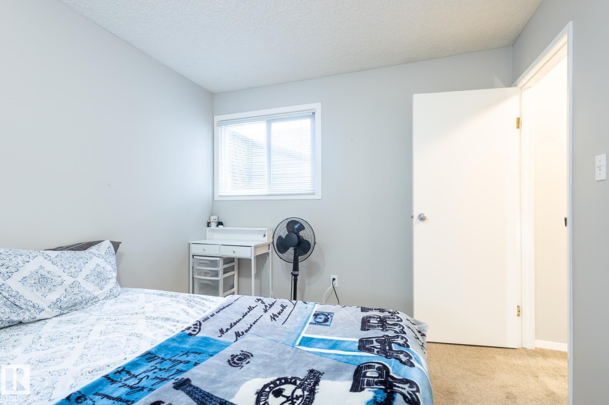 Bedroom featuring carpet flooring and a textured ceiling - 3530 42 Street, Edmonton, AB - Indoor Photo Showing Bedroom