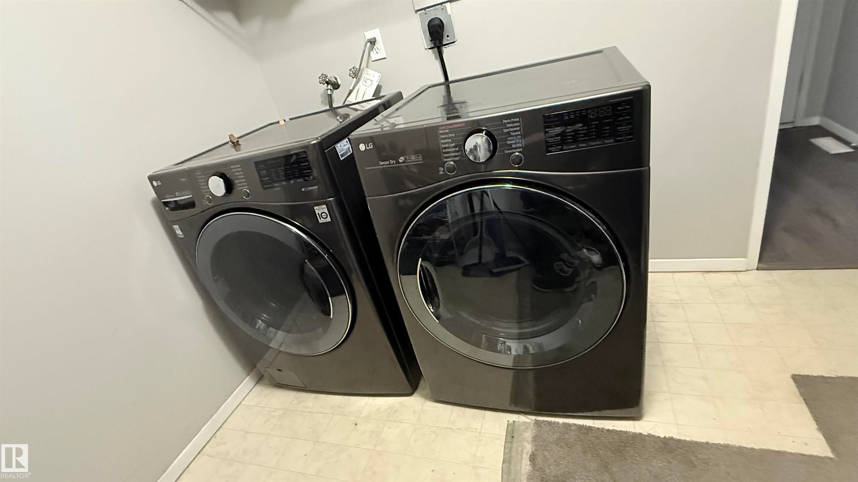 Laundry area featuring baseboards and washing machine and dryer - 3530 42 Street, Edmonton, AB - Indoor Photo Showing Laundry Room